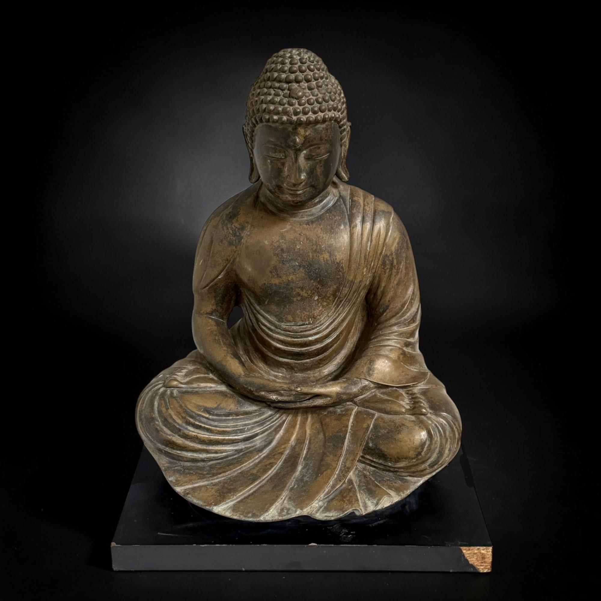 Daibutsu Kamakura Amida Buddha Bronze Skulptur auf Holzplatte – 41 cm