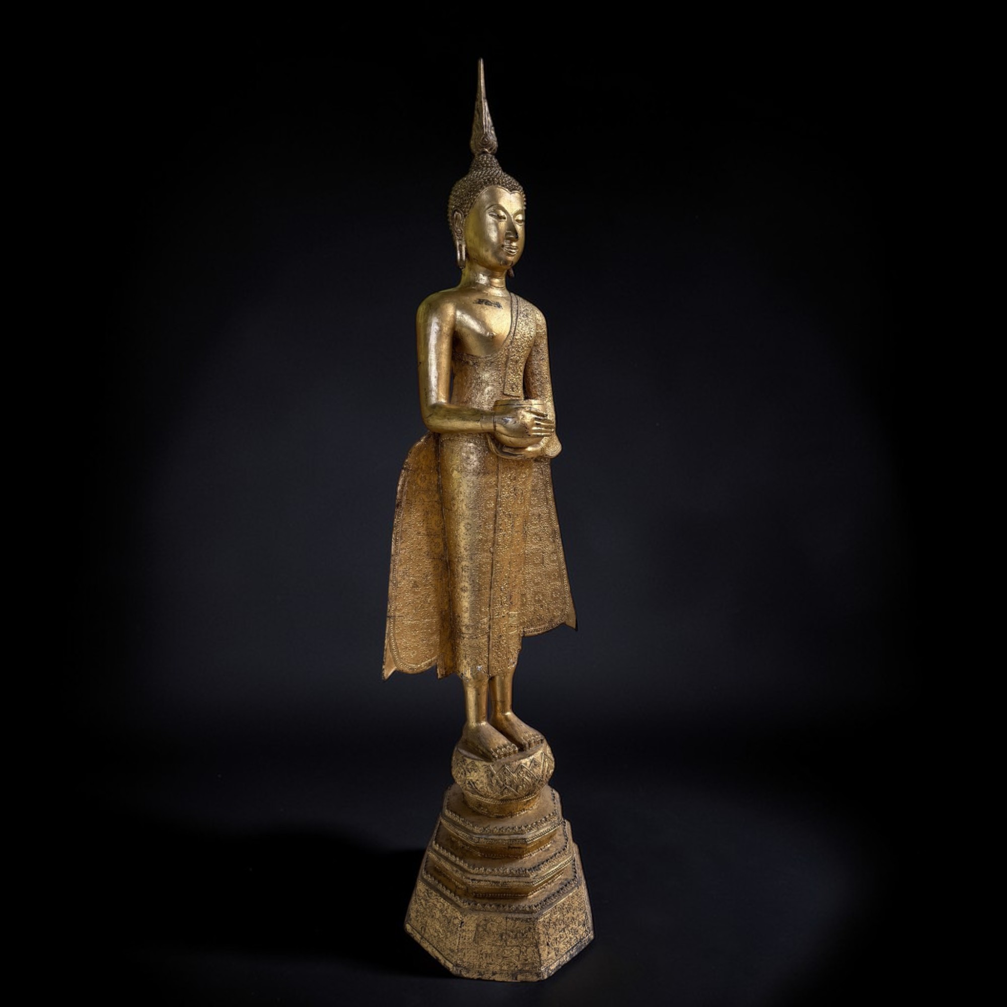 Alte Bronze-Statue: Wochentagsbuddha Mittwoch mit Almosenschale – 135 cm