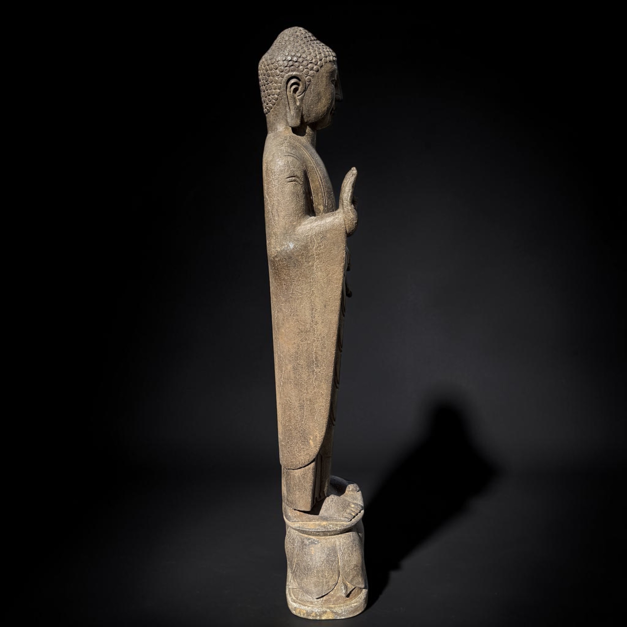 Stein Buddha 120 cm – Natursteinfigur mit Schutz- & Segnungsgeste