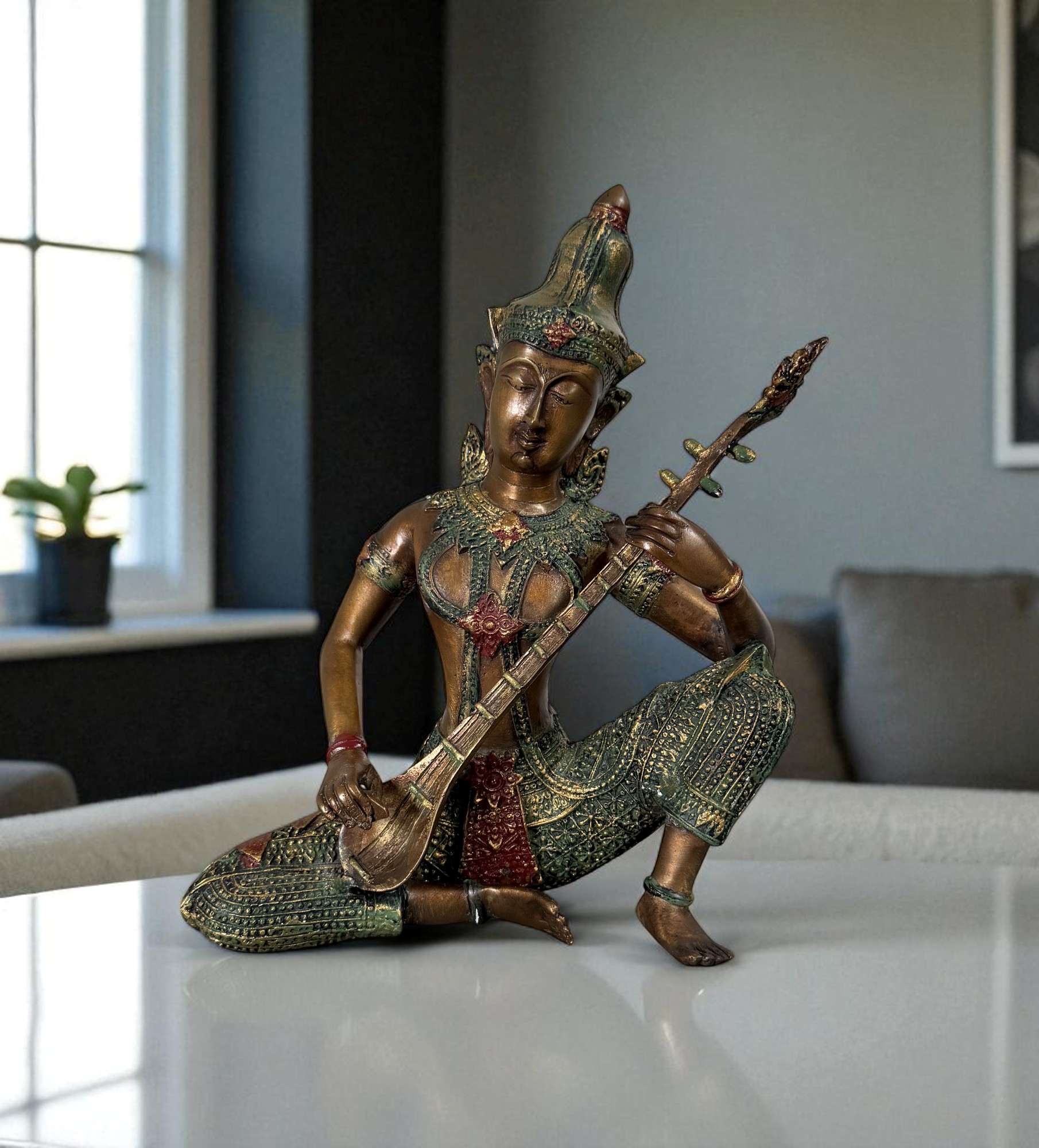 Thailändische Apsara Musikantin aus Bronze mit Saiteninstrument