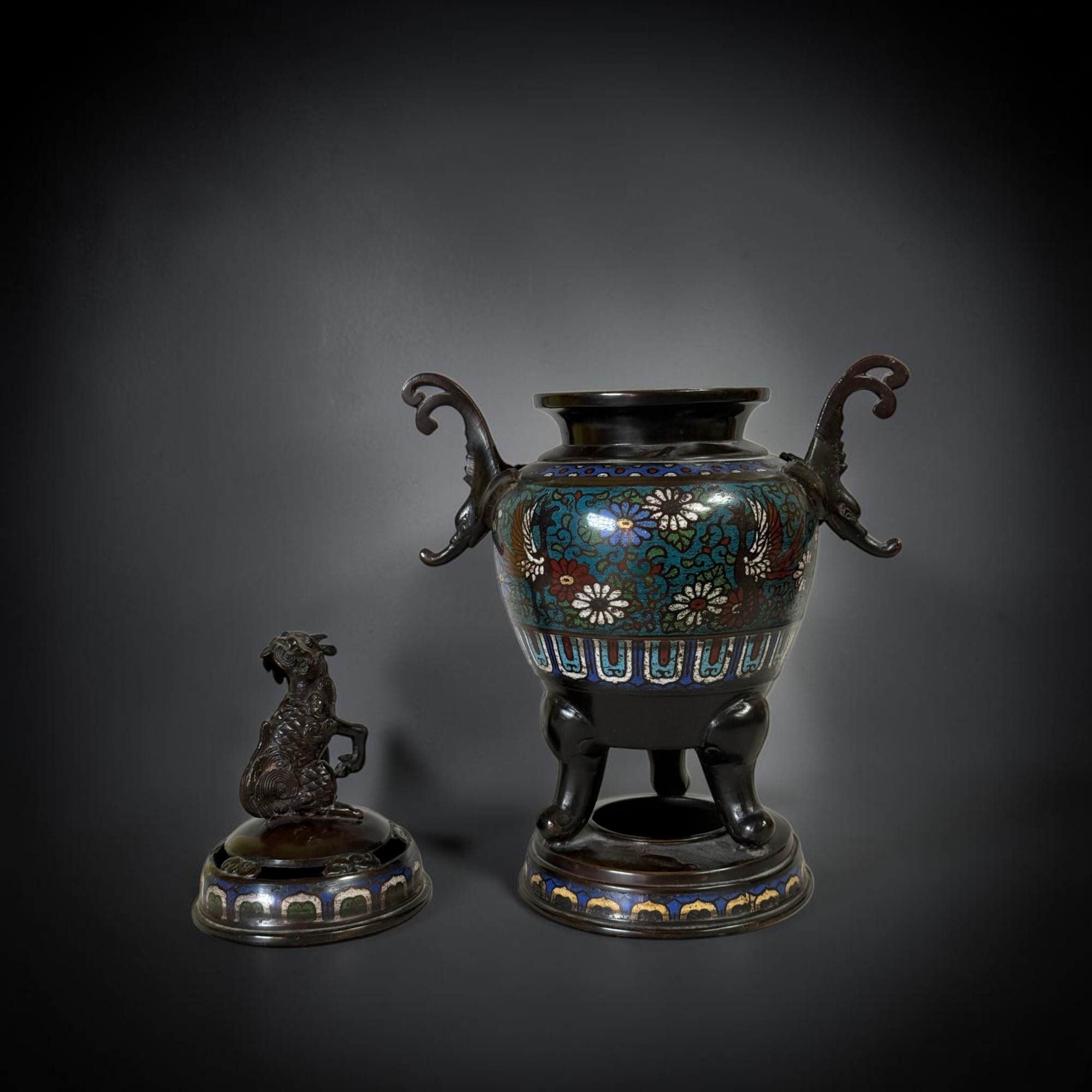 Altes chinesisches Räuchergefäß aus Bronze & Cloisonne mit Wächterlöwe