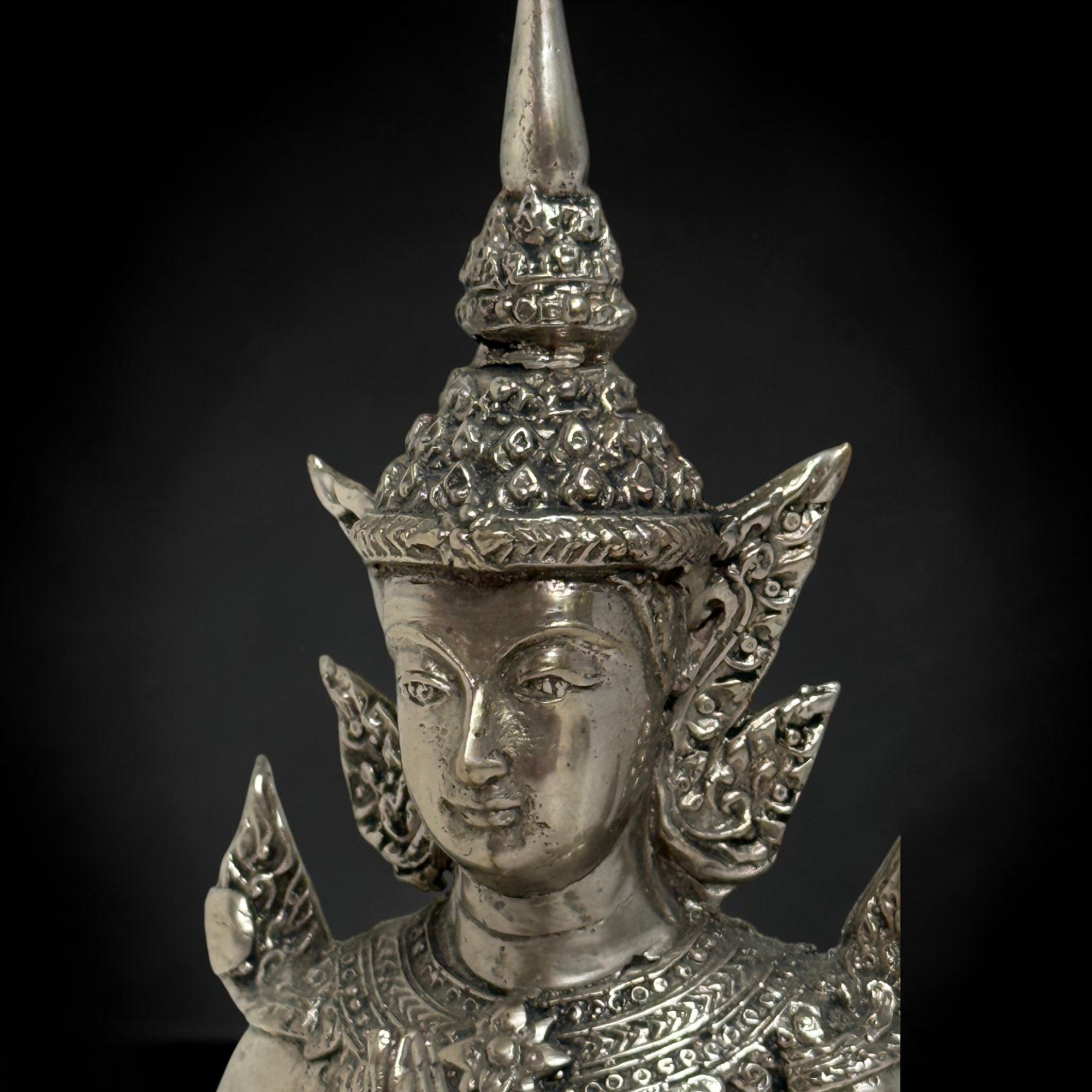 Thailand Tempelwächter aus Bronze – Kniende Thepphanom Figur (17,5 cm)