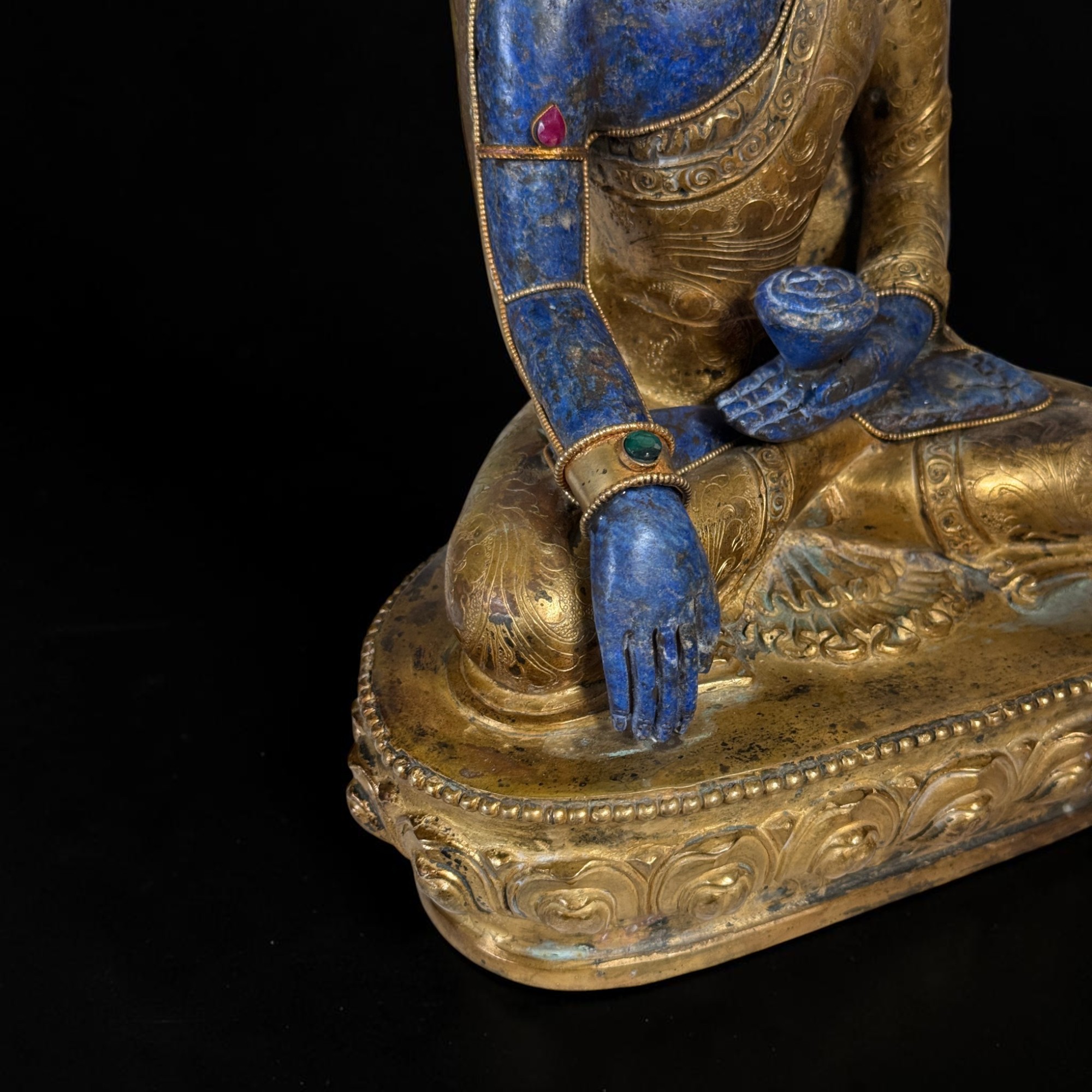 Siddharta Gautama Buddha Statue vergoldete Bronze mit Lapis Lazuli Nepal
