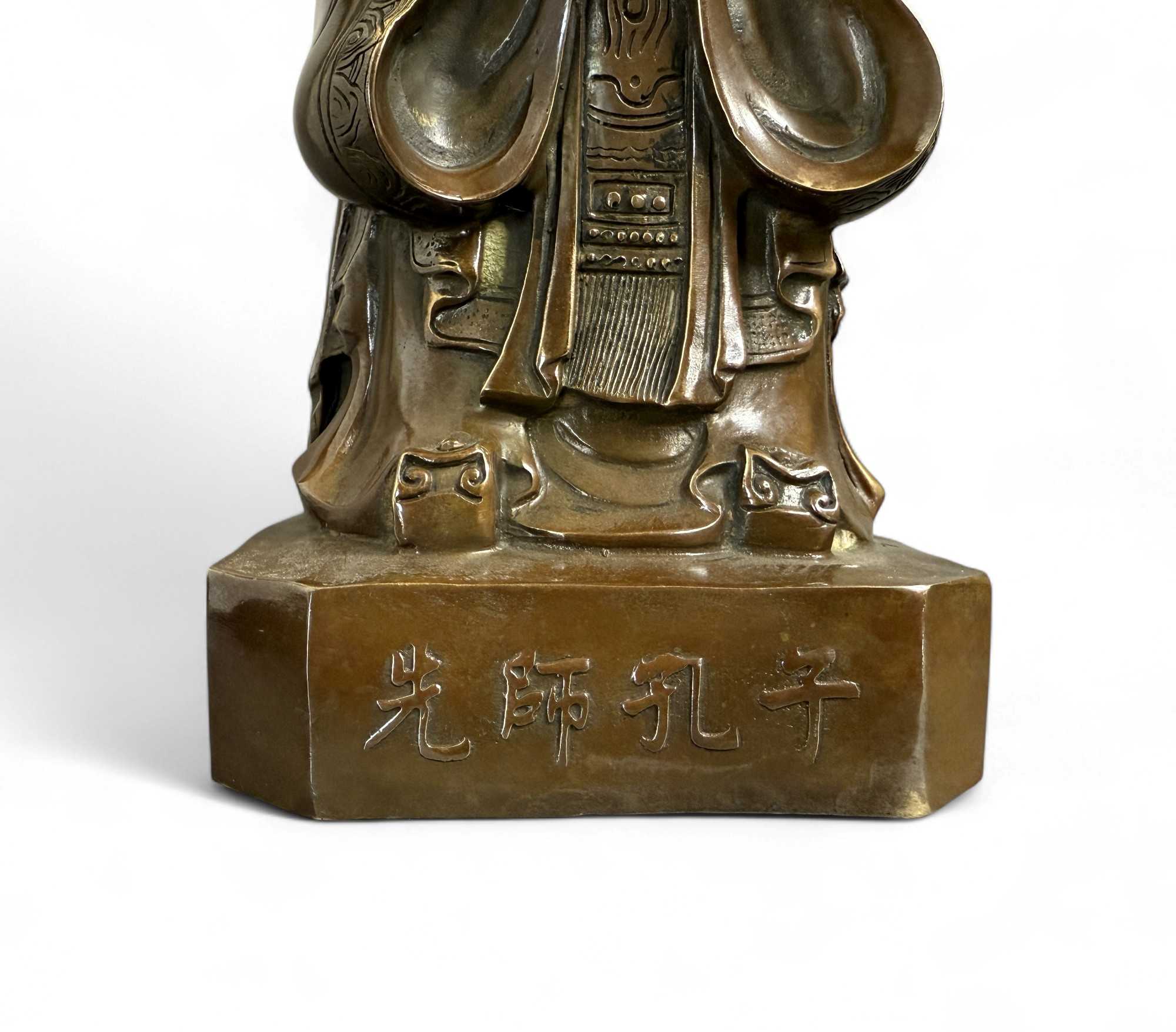 Konfuzius Skulptur aus China - Bronzefigur mit Schriftzeichen
