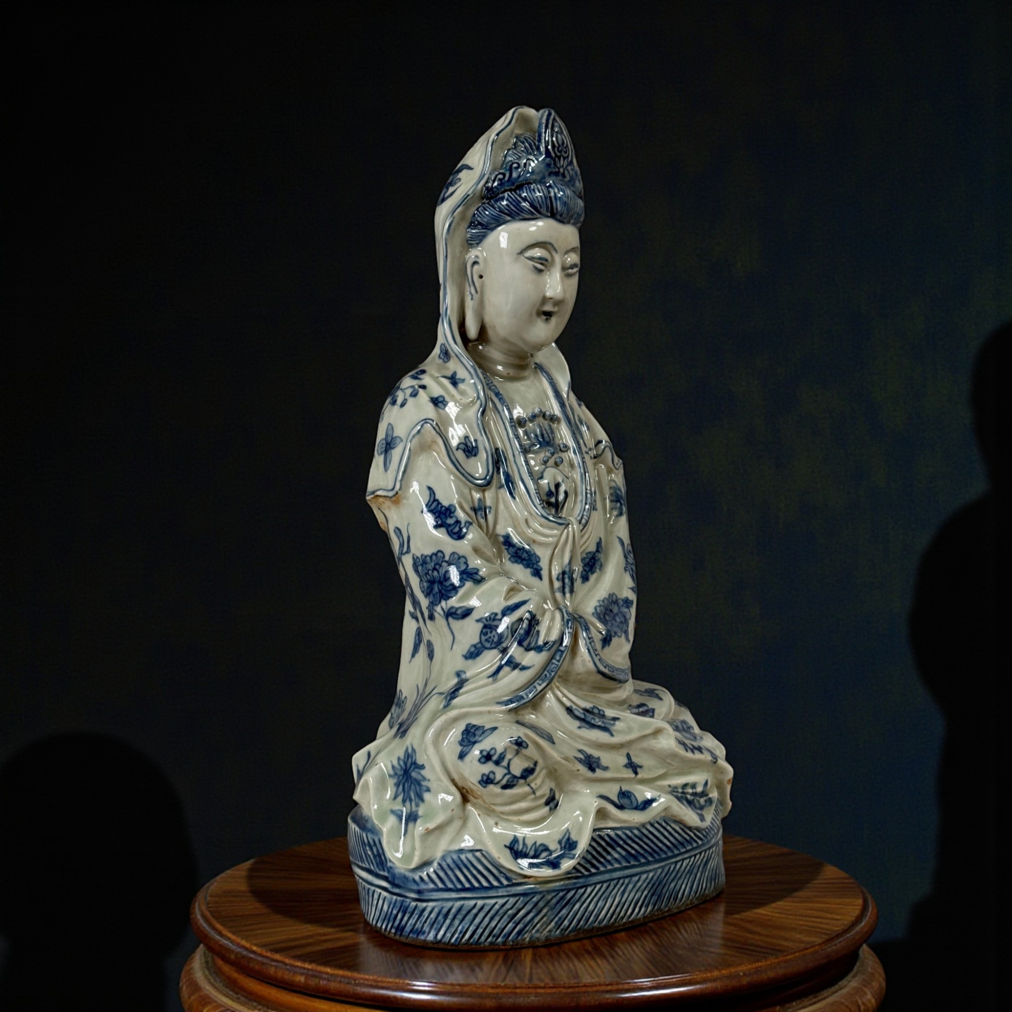 Chinesische Porzellan Guanyin Skulptur aus Sammlernachlass