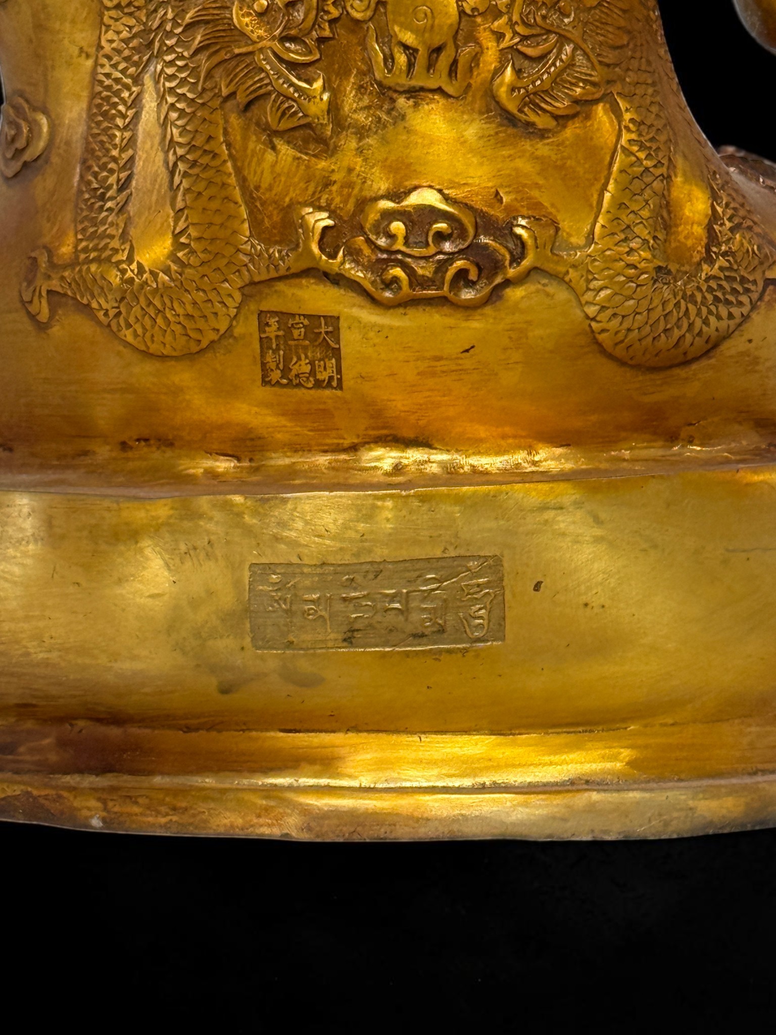Bronze-Buddha 44 cm – Schutzgeste & Drachen – Sichuan China