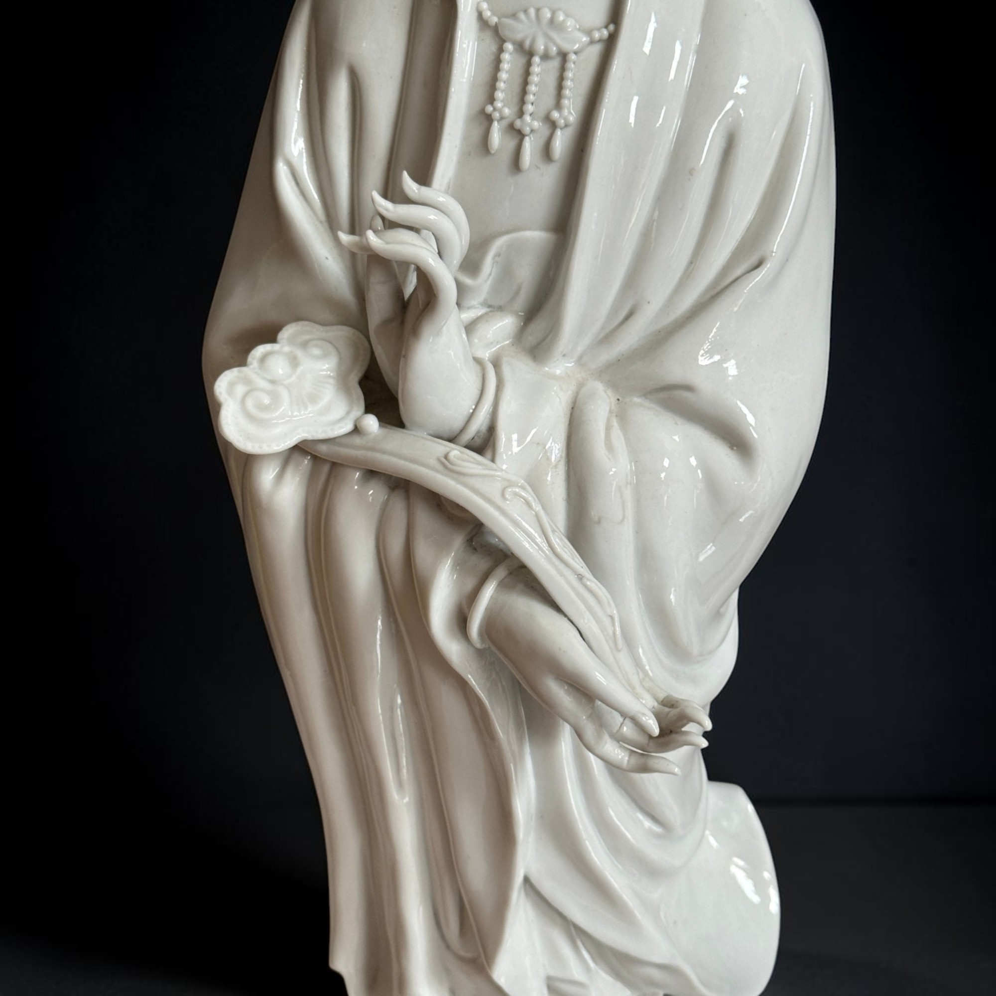 Alte Guanyin Skulptur Dehua Porzellan Blanc de Chine 63cm