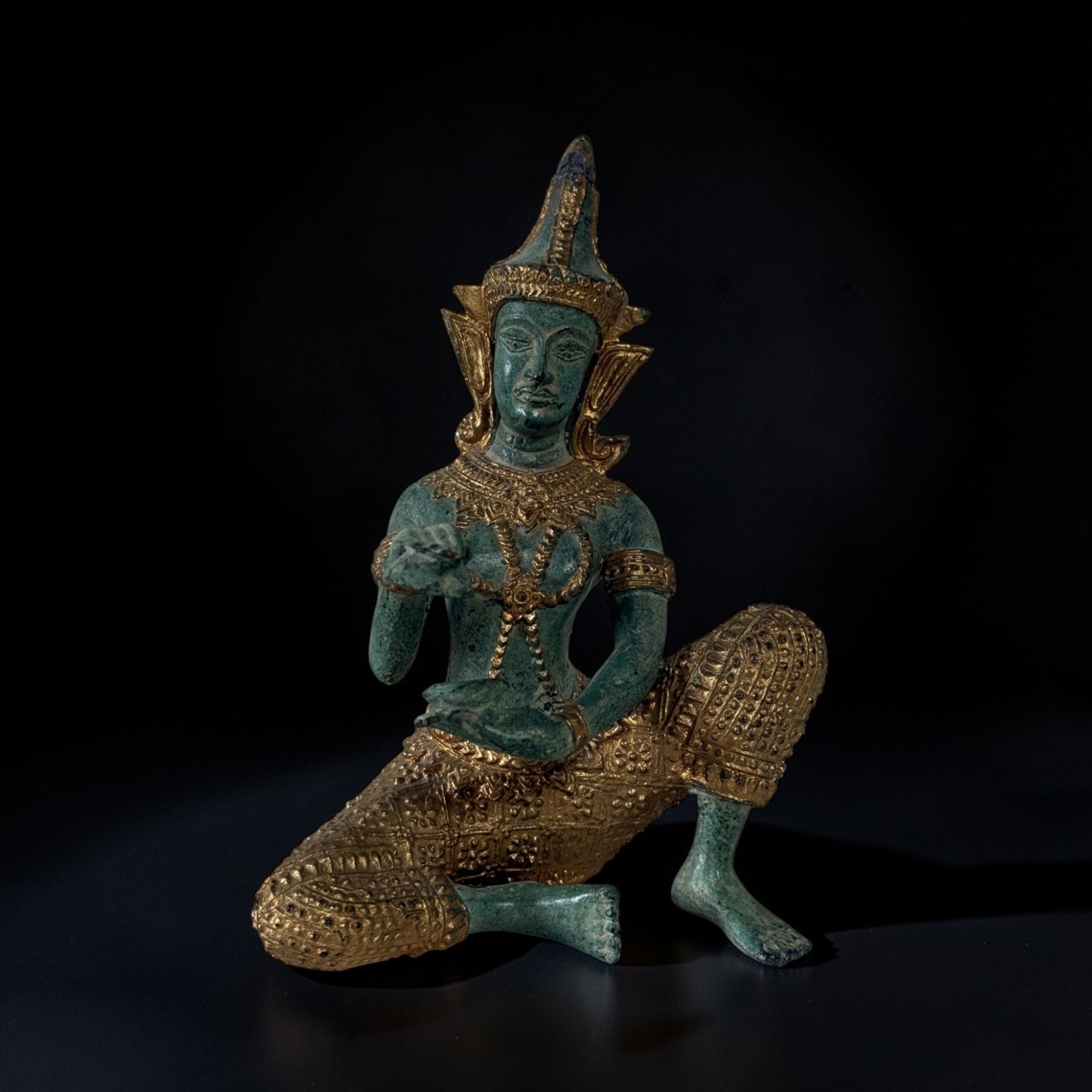 Thailändische Bronze Figur Thepphanom – Tempelmusiker Gold-Grün 14,5cm