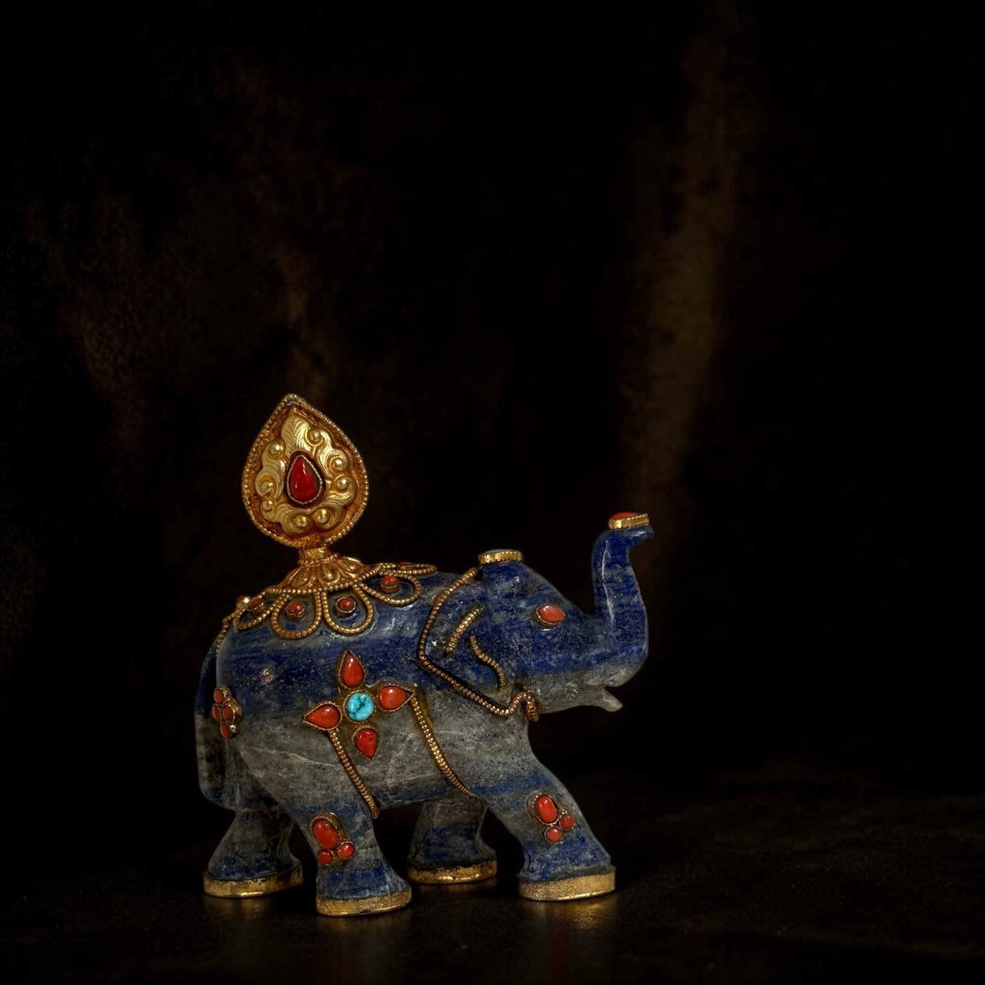 Lapislazuli Elefant „Glücksbringer“ mit flammendem Juwel – Feuervergoldet – Nepal