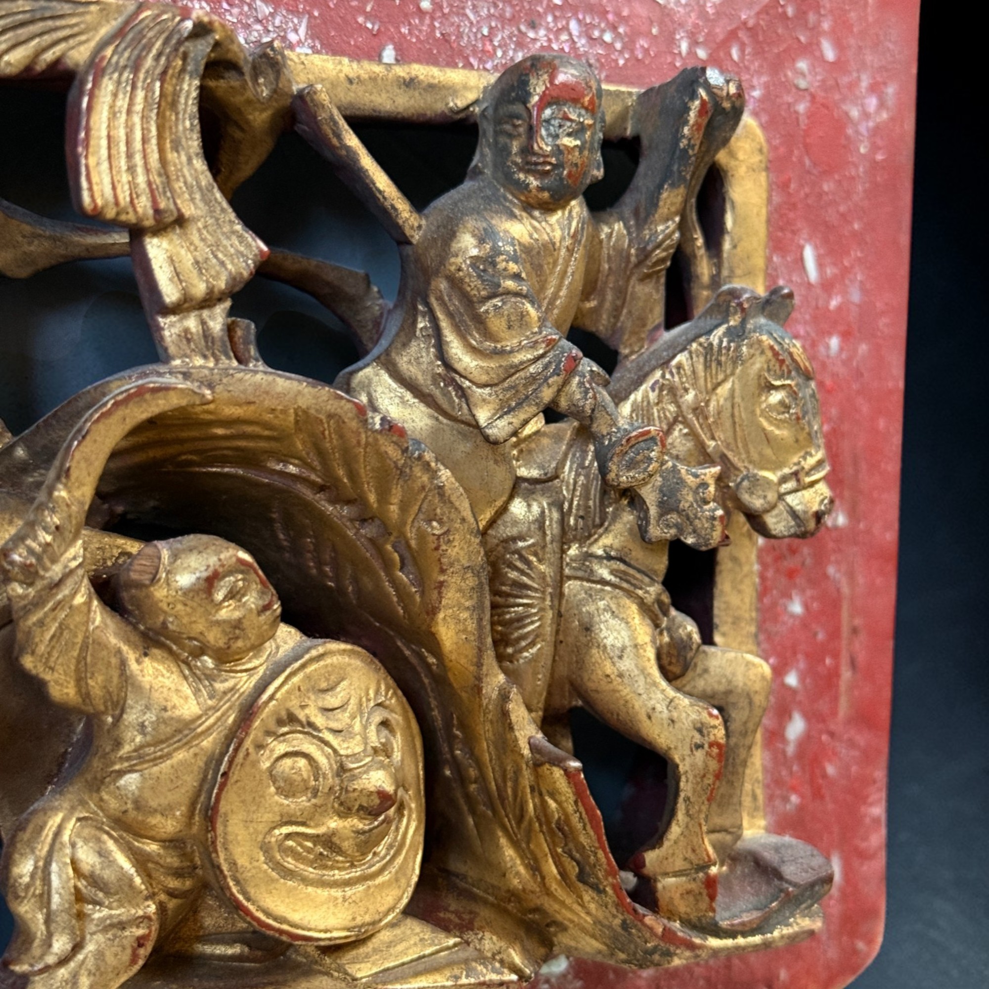 Chinesische Holz-Schnitzerei vergoldet – Reiter-Szene – 27 cm