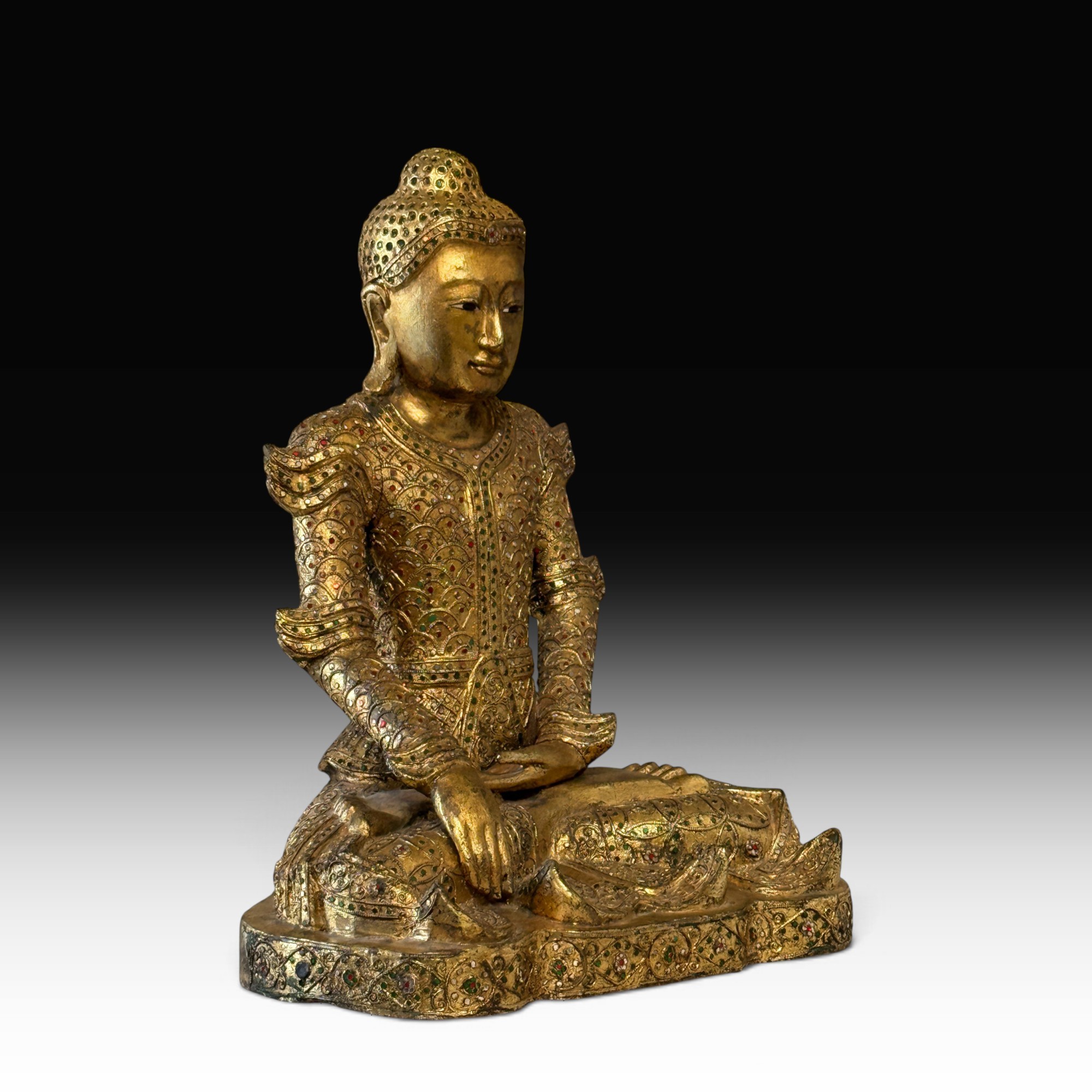 Mandalay Buddha aus Teakholz mit Blattvergoldung, Erdberührungsgeste, 56 cm