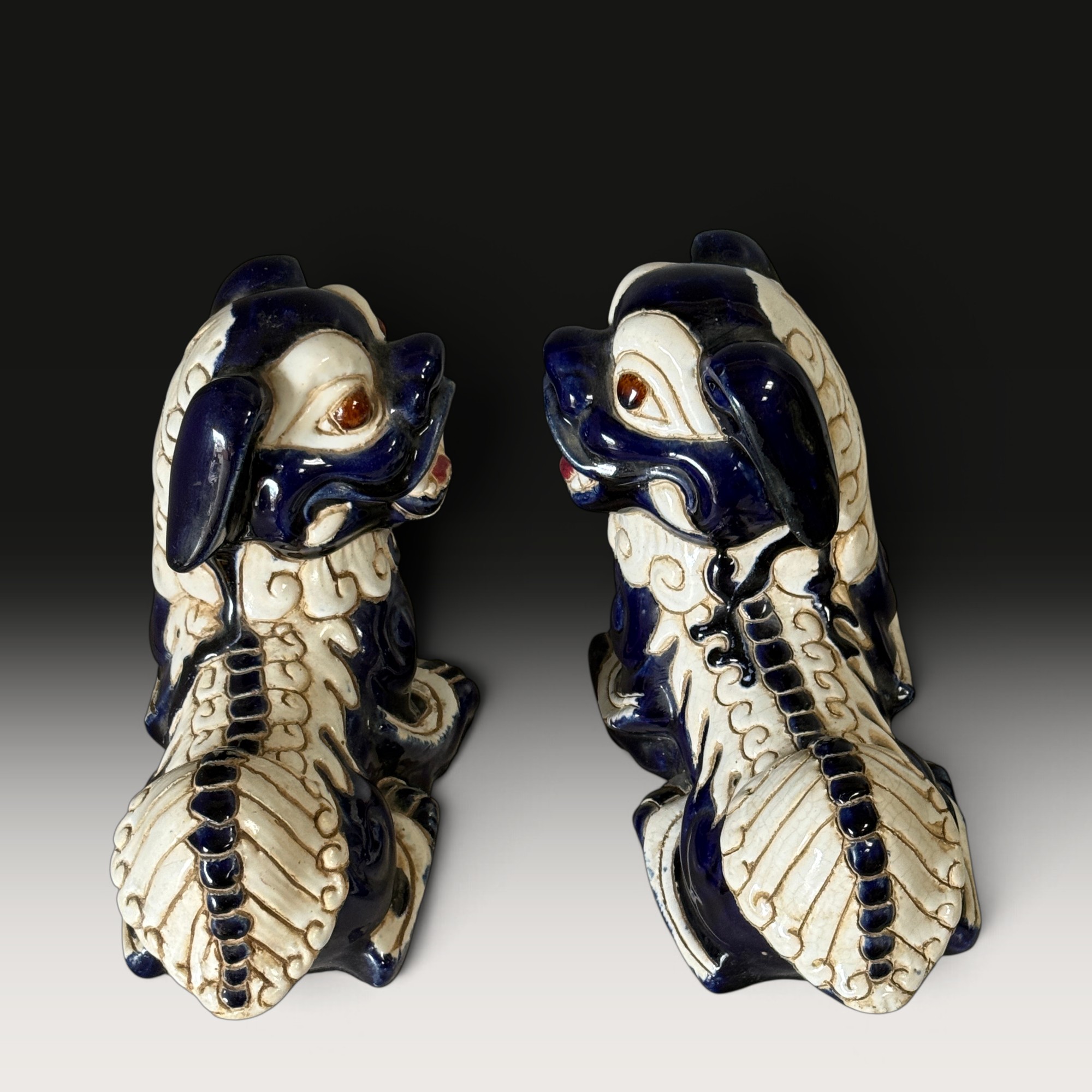 Paar Wächterlöwen aus glasierter Keramik, China, Foo Dogs, Kobaltblau/Weiß