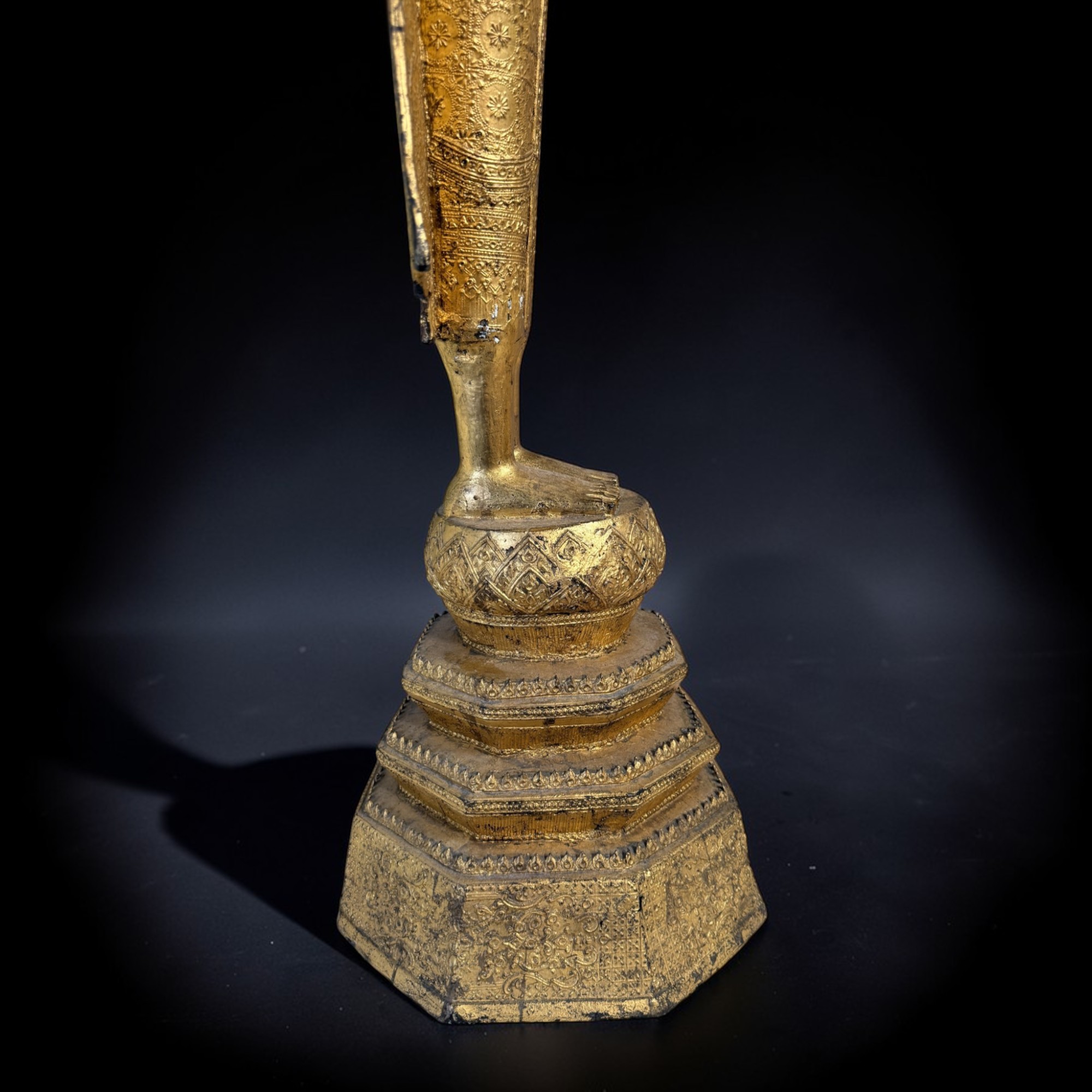 Alte Bronze-Statue: Wochentagsbuddha Mittwoch mit Almosenschale – 135 cm