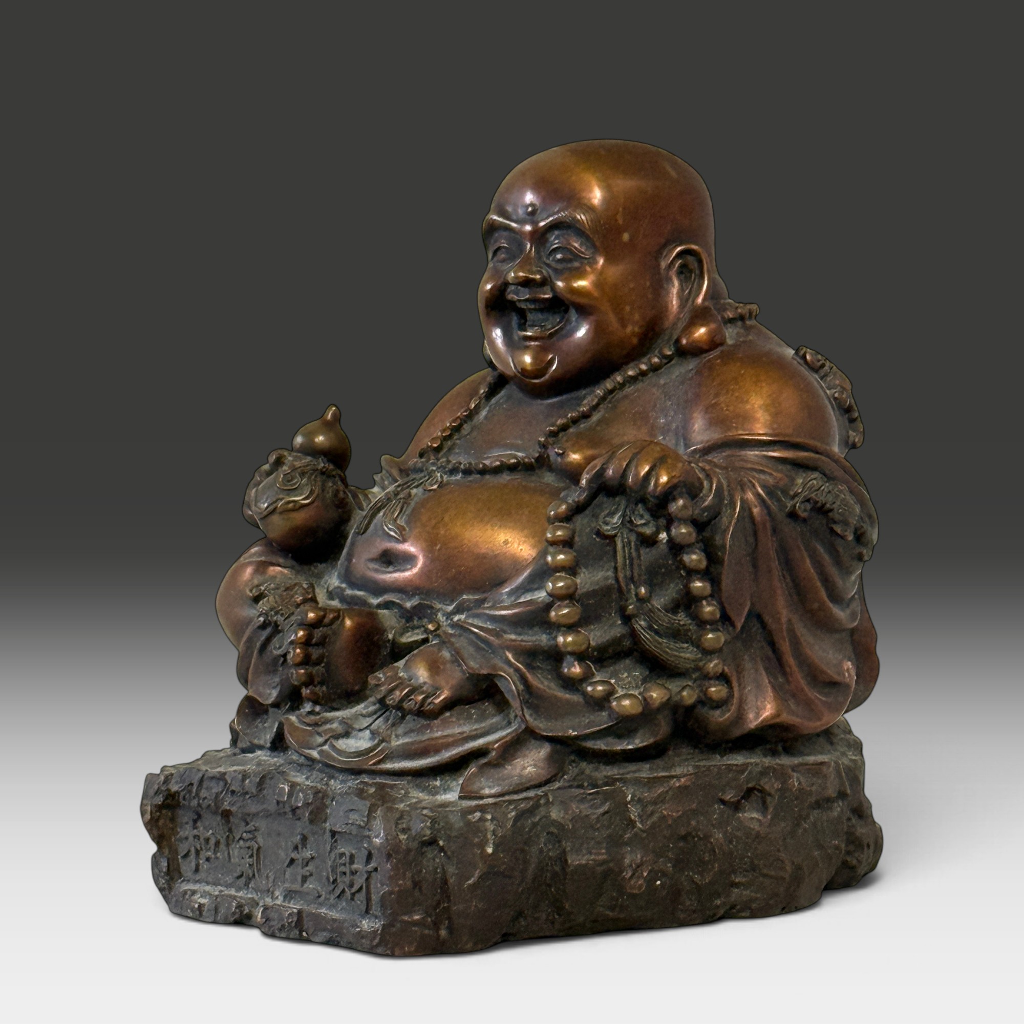 Happy Buddha Budai aus Bronze, China, Glücksbuddha mit Fledermäusen, 20 cm