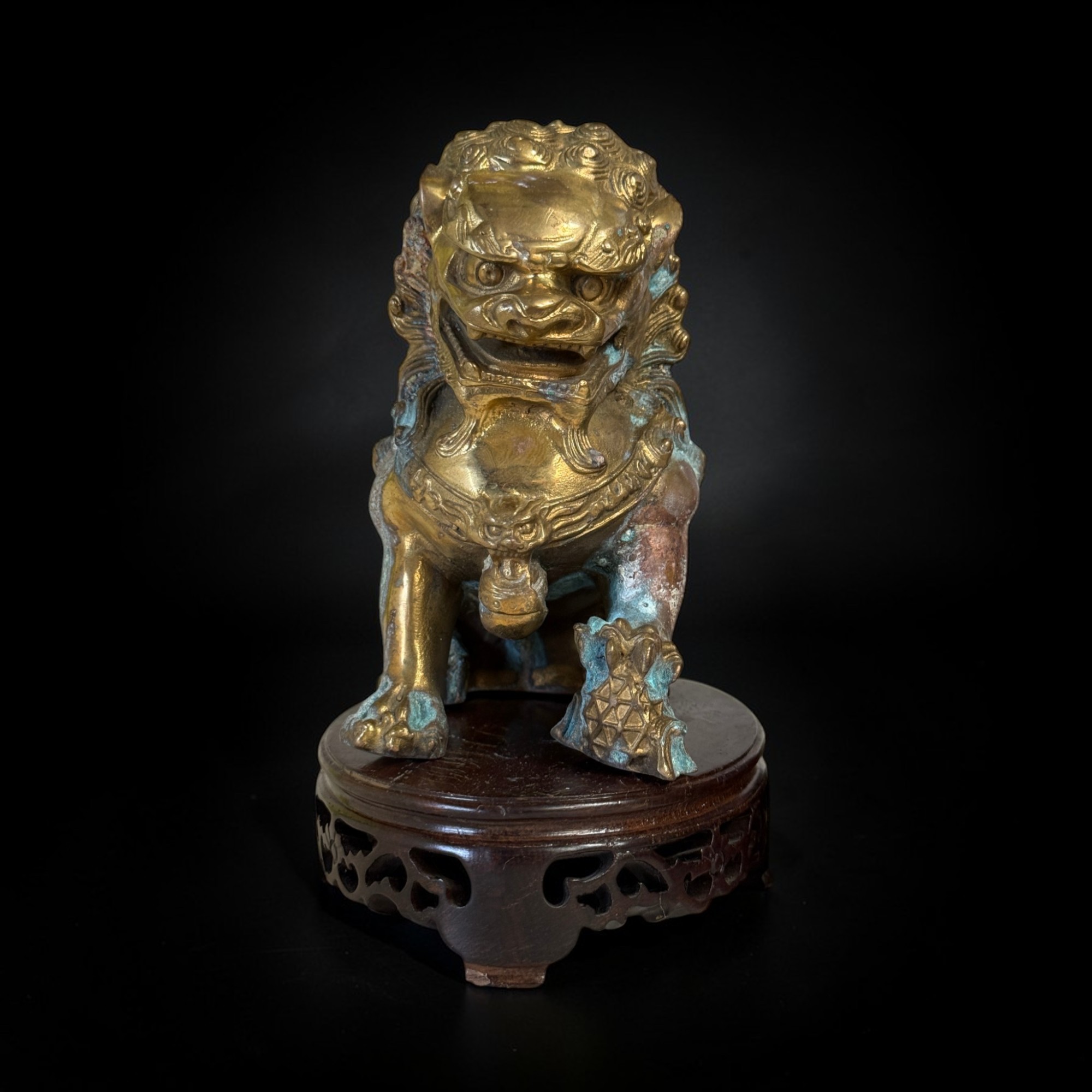 Paar alte Tempellöwen Bronze – Sammlernachlass – auf Holzpodest (20cm)