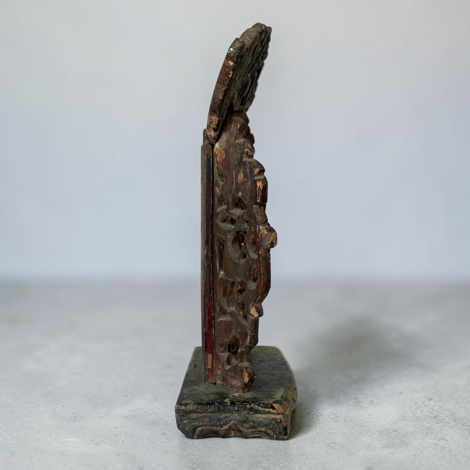 Alter chinesischer Holzschrein Hausaltar mit sitzendem Bronze Buddha