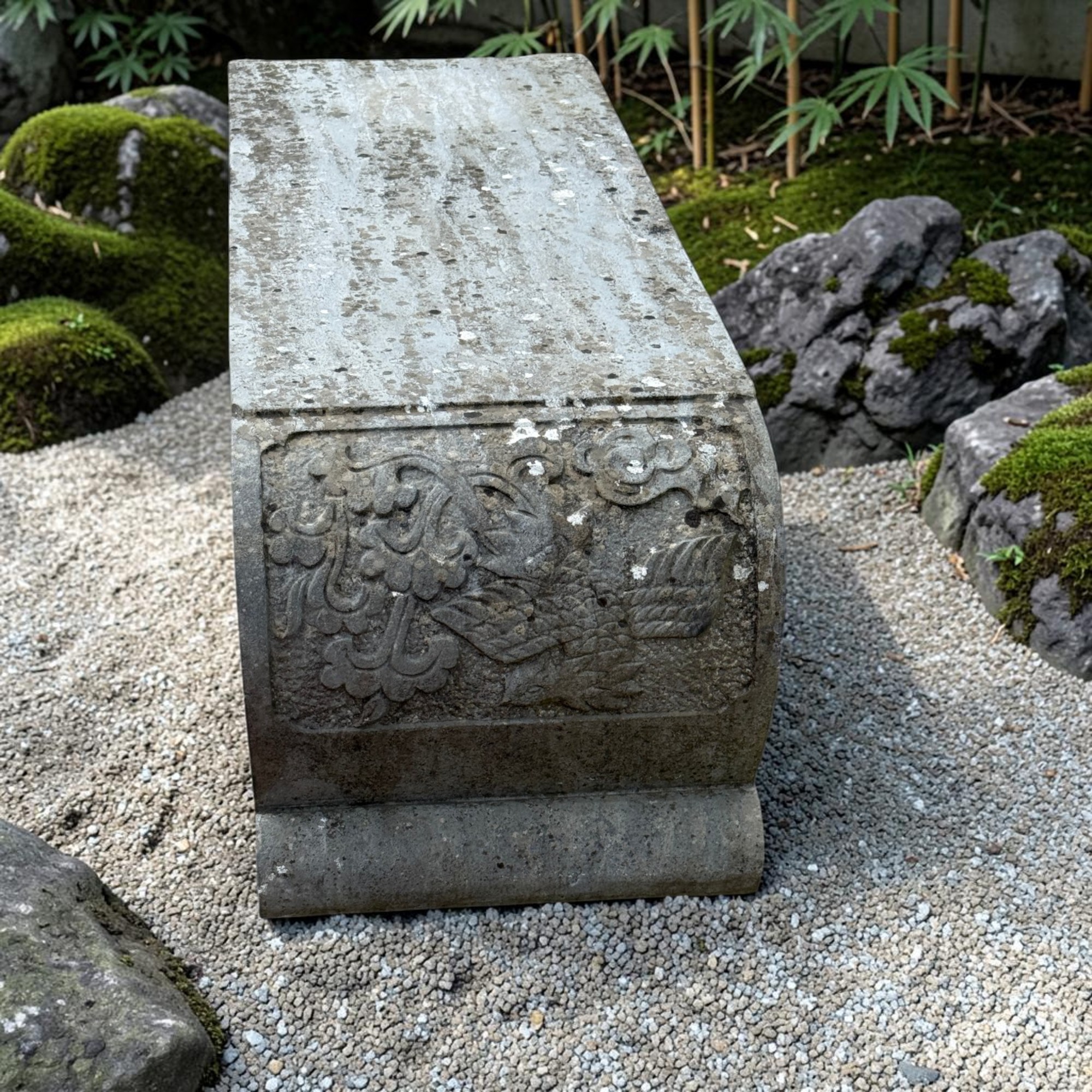 Bluestone Opiumbank mit Phönix-Relief – Alte Naturstein Gartenbank 120 cm