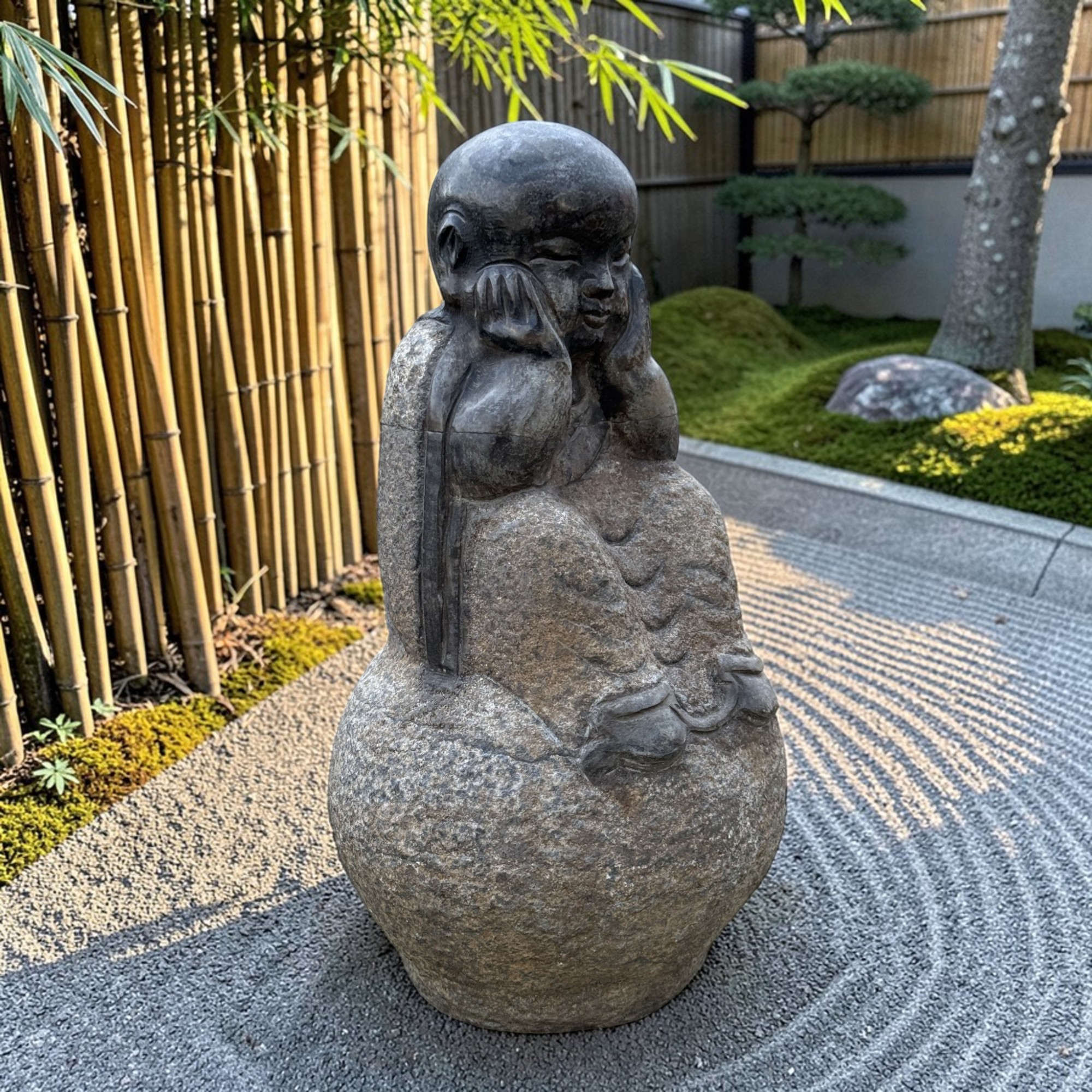 Zen-Mönch Gartenfigur aus Bluestone – Frostfest – 35 cm