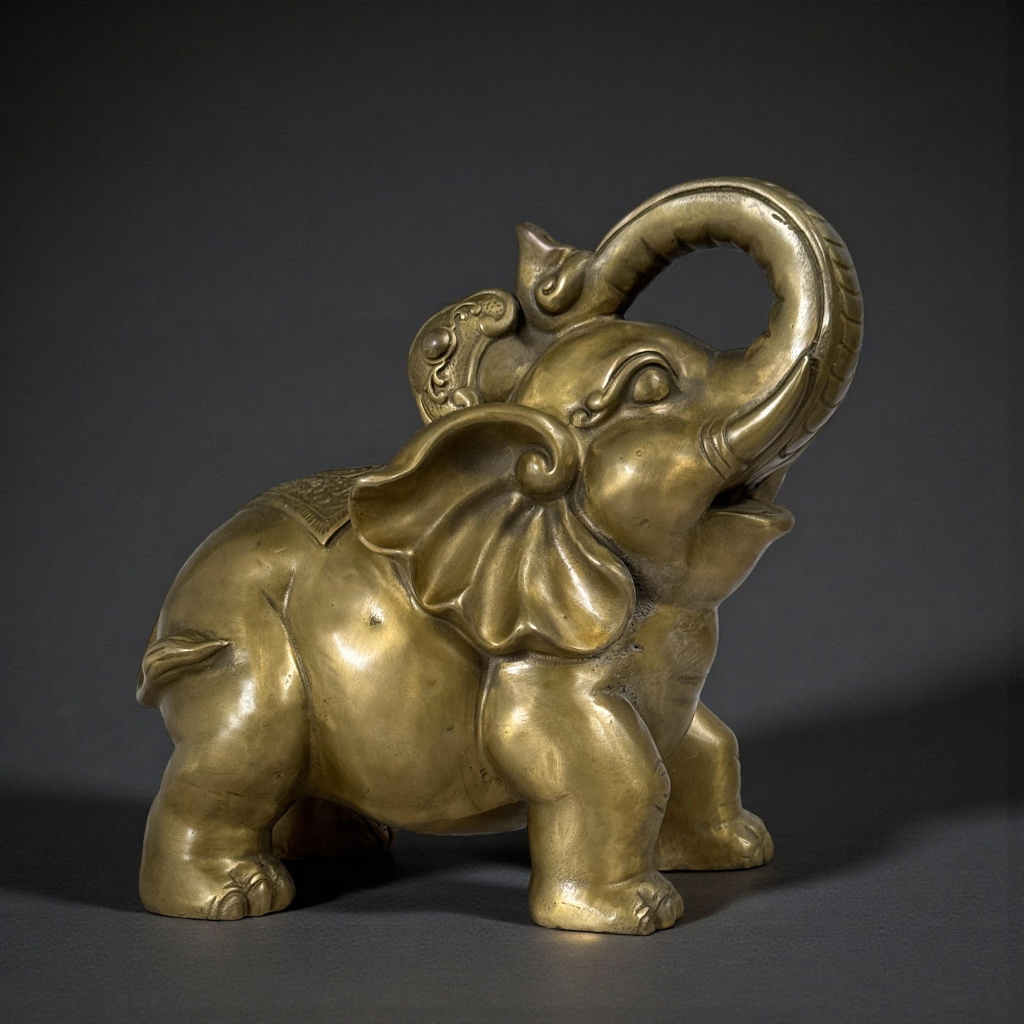 Glücksbringender Elefant aus Bronze mit Rüssel nach Oben