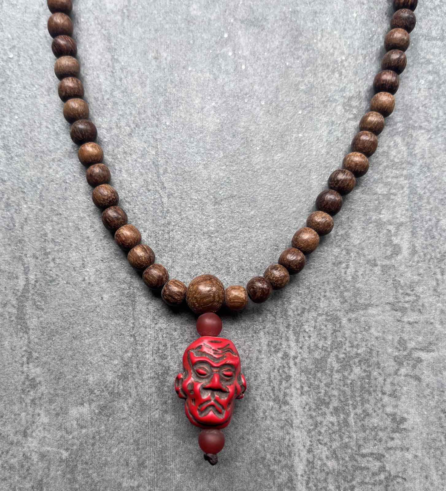 Buddhistische Halskette mit Arhat/Luohan Kopf - Huang Huali Holz