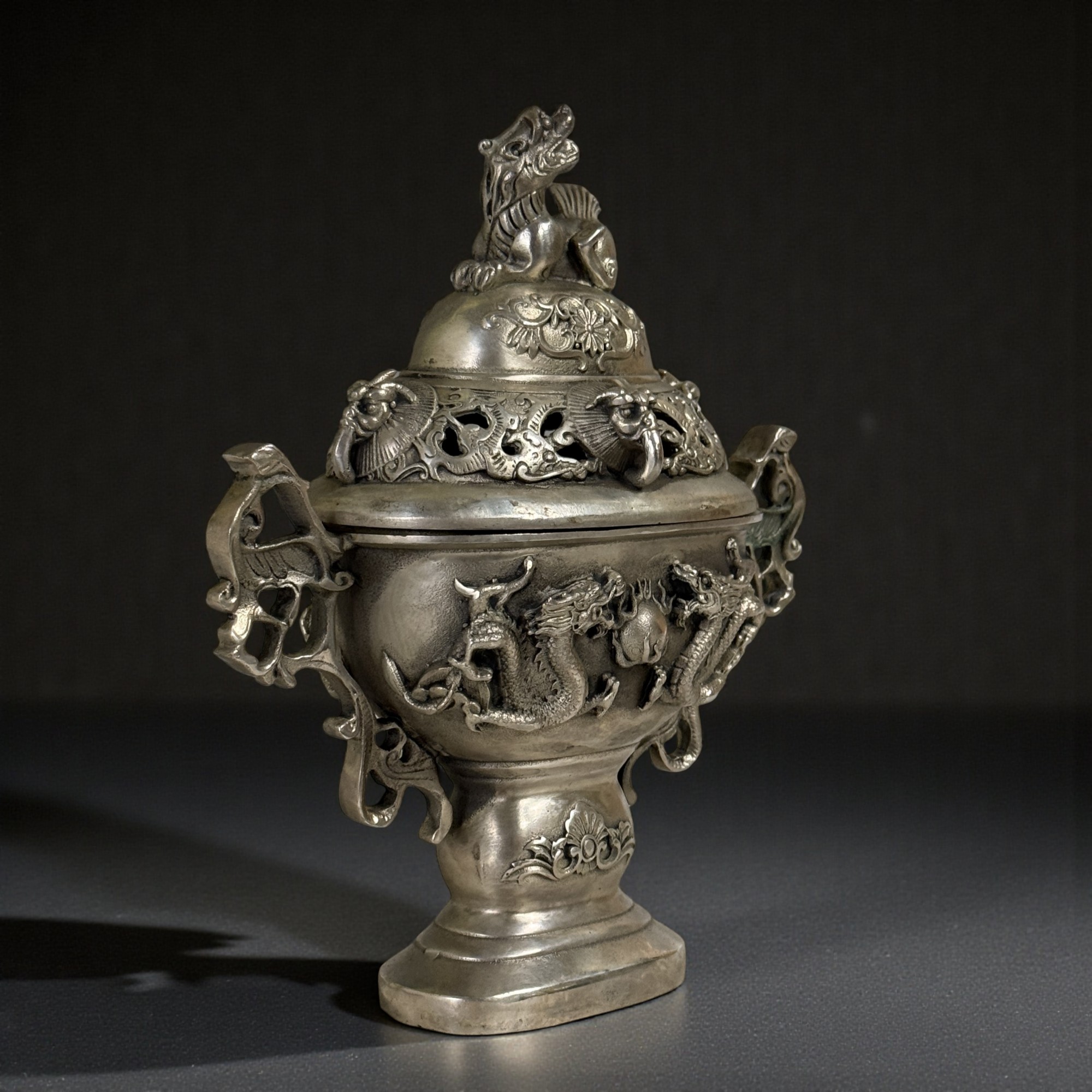 Drachen Räuchergefäß aus Bronze mit Tempellöwen aus China