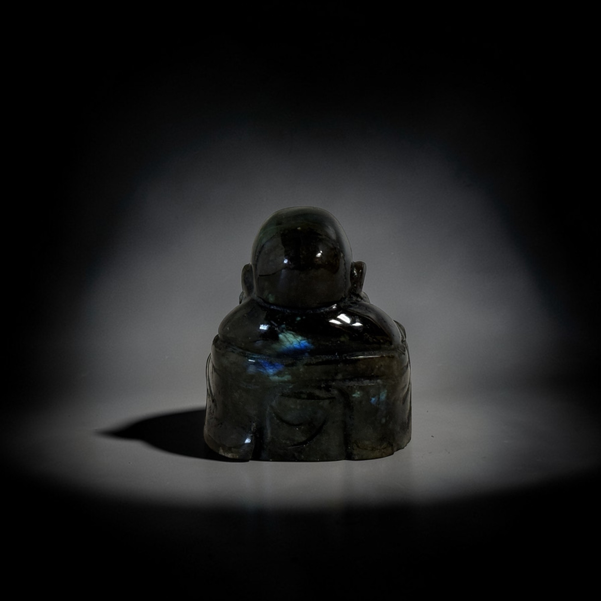 Happy Budai aus Labradorit – Glücksbuddha Edelstein Skulptur