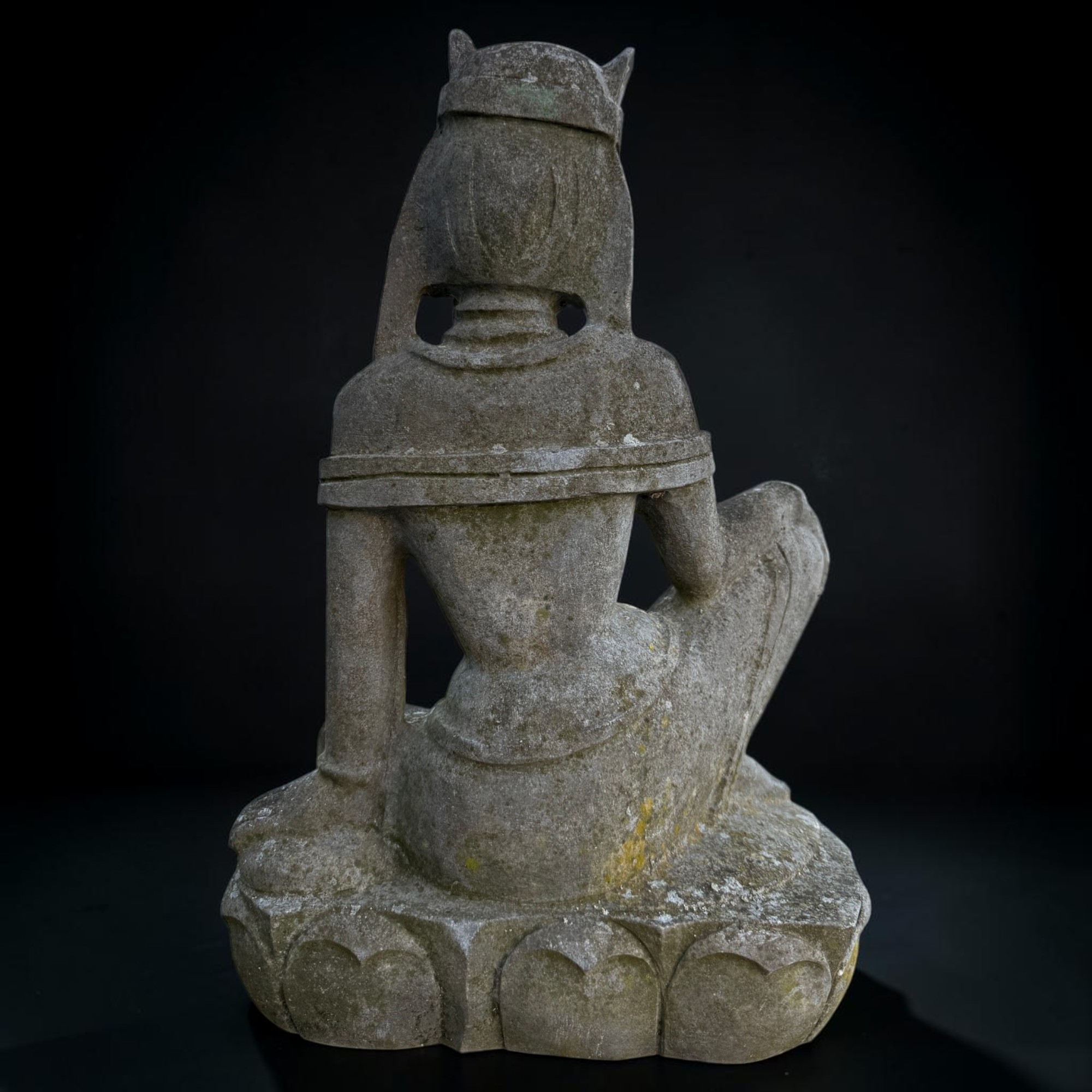 Guanyin Skulptur aus Naturstein – Alte asiatische Gartenfigur, 49 cm hoch