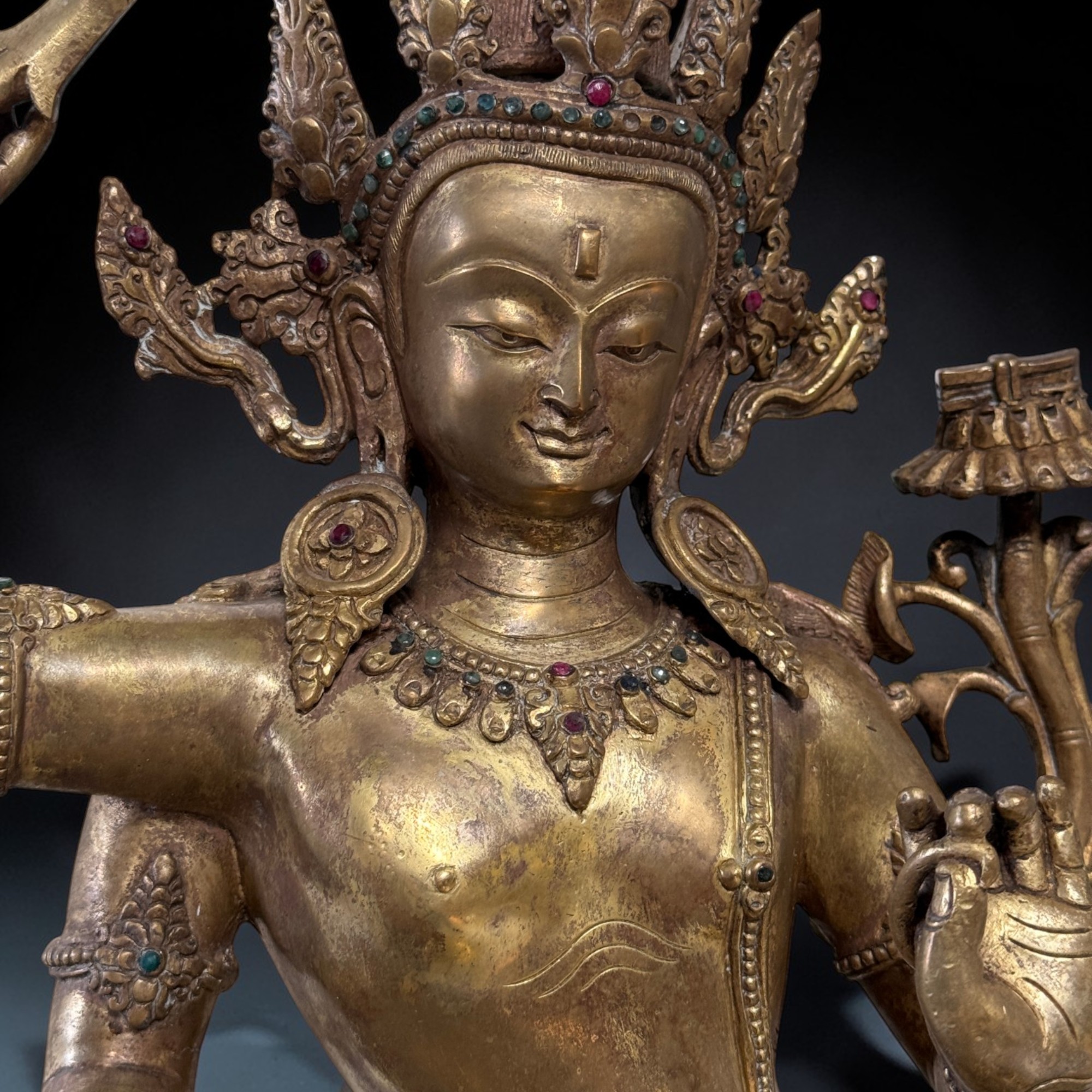 Vergoldete Manjsuhri Statue Bodhisattva mit Rubin & Türkis