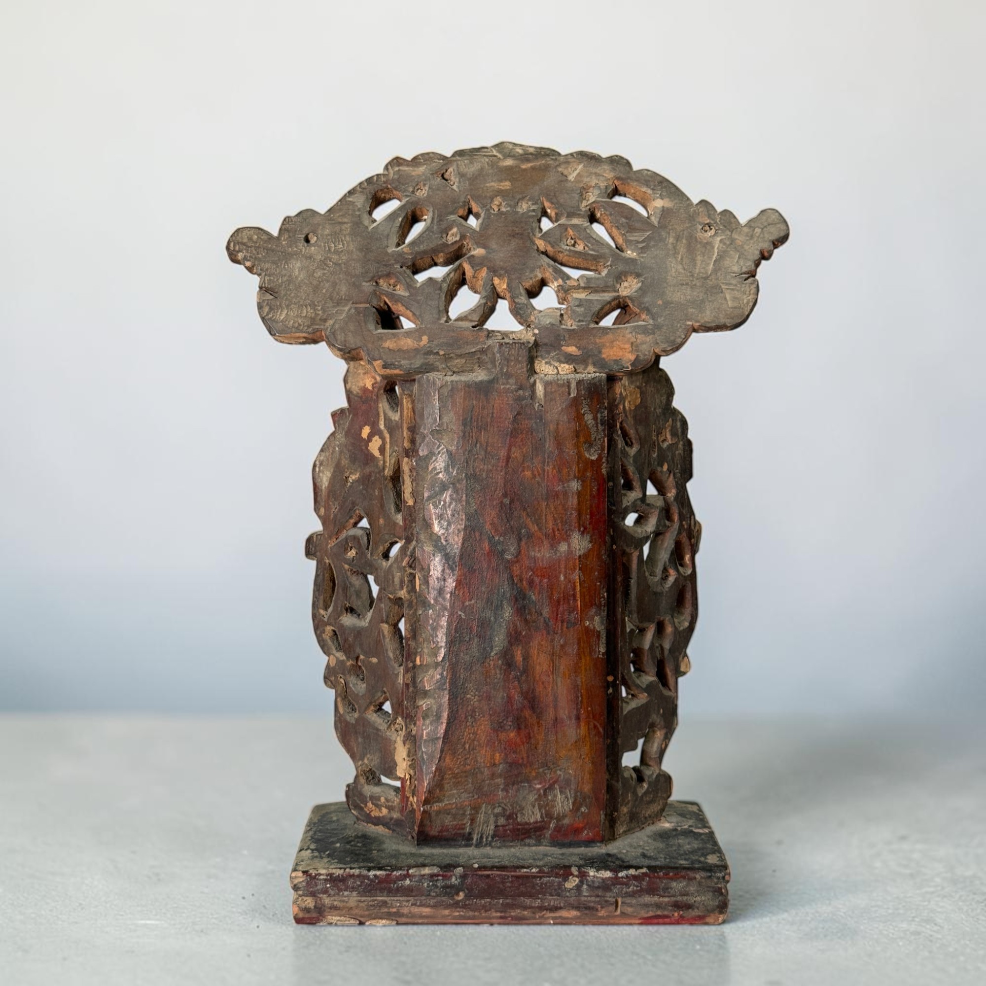 Alter chinesischer Holzschrein Hausaltar mit sitzendem Bronze Buddha