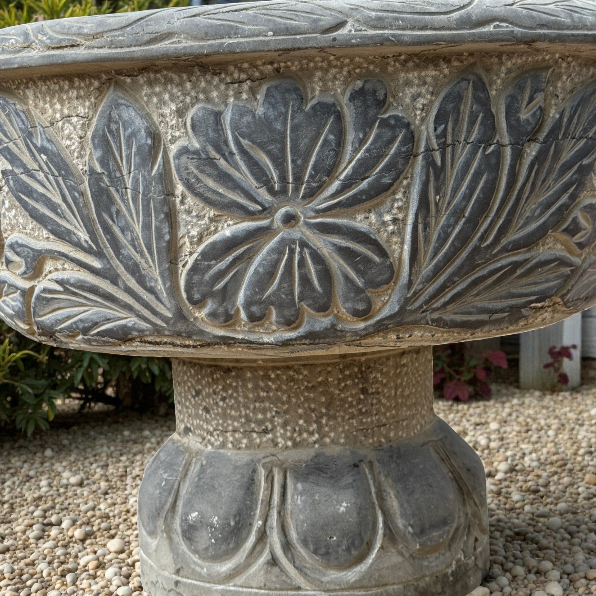Asiatischer Naturstein Pflanztrog mit Lotus-Verzierung