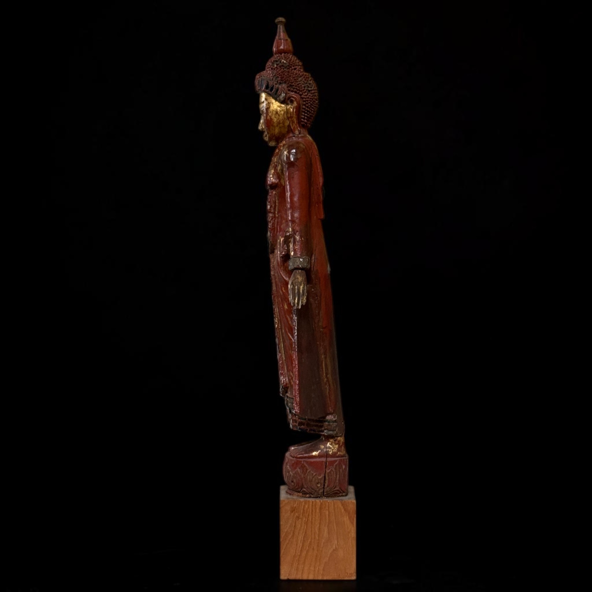 Stehender Buddha aus Holz, Burma, Rotlack, Restvergoldung, Glasmosaik, 114 cm