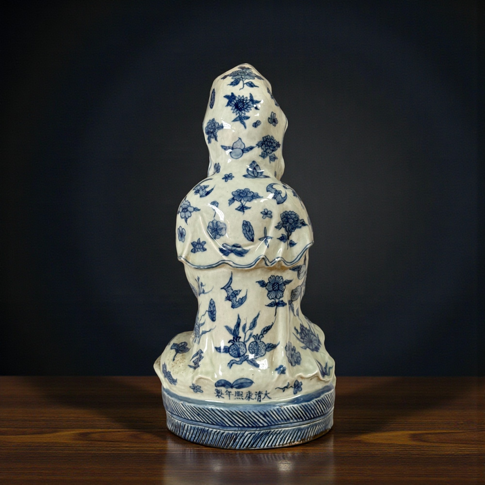 Chinesische Porzellan Guanyin Skulptur aus Sammlernachlass