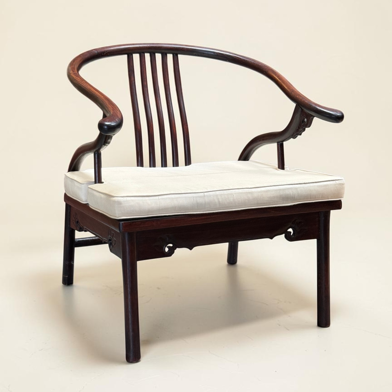 Alter chinesischer Sessel Quanyi mit Hufeisenlehne