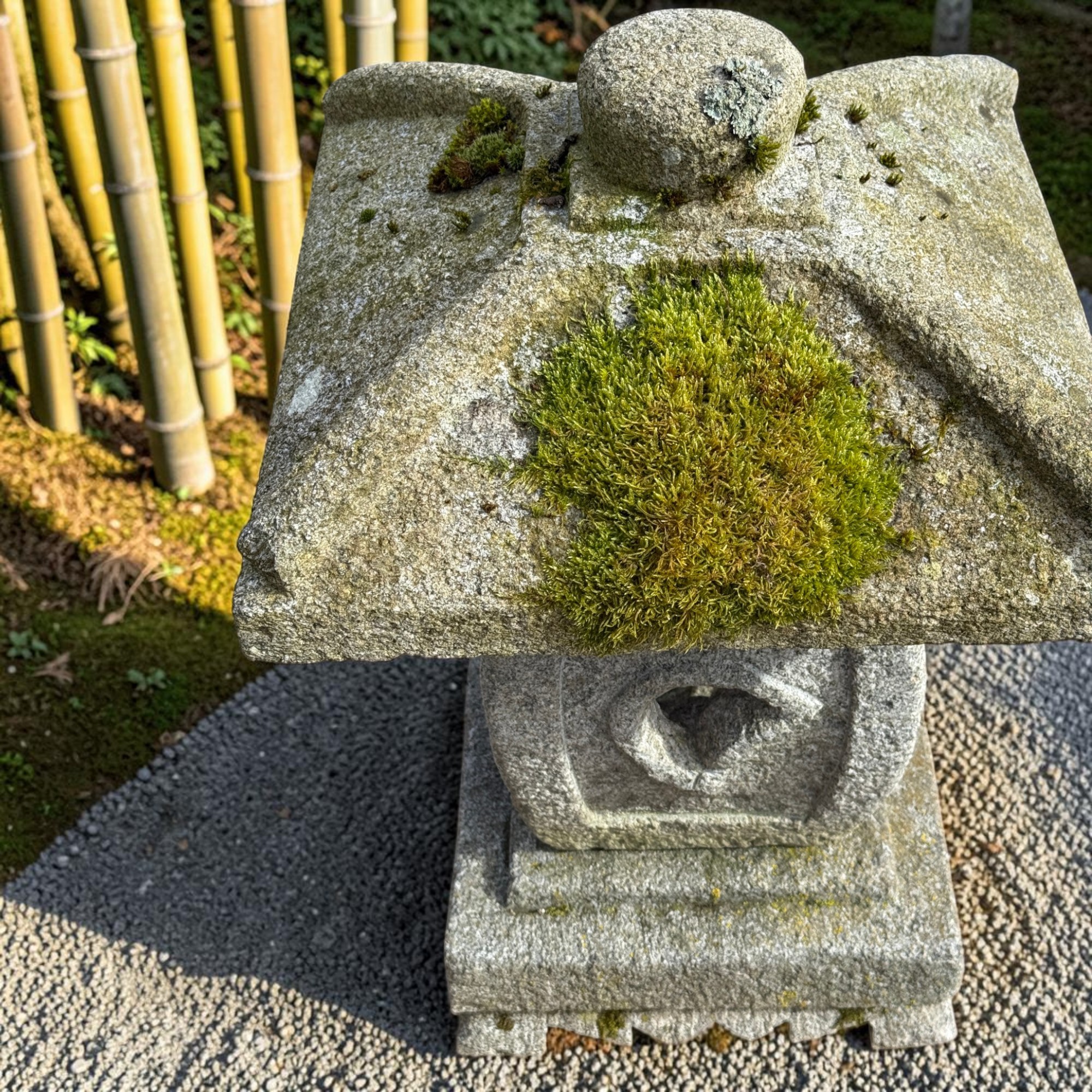 Alte Japanische Steinlaterne Granit 62cm - Ikekomi-Stil - Bemoost & Frostfest