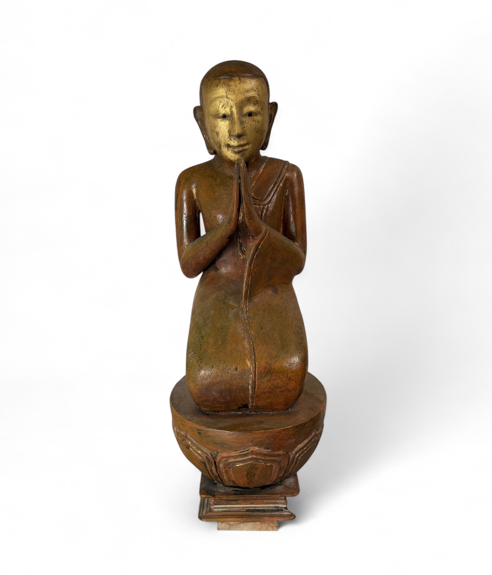 Burmesische Holzskulptur Moggallana – buddhistische Figur mit Restvergoldung