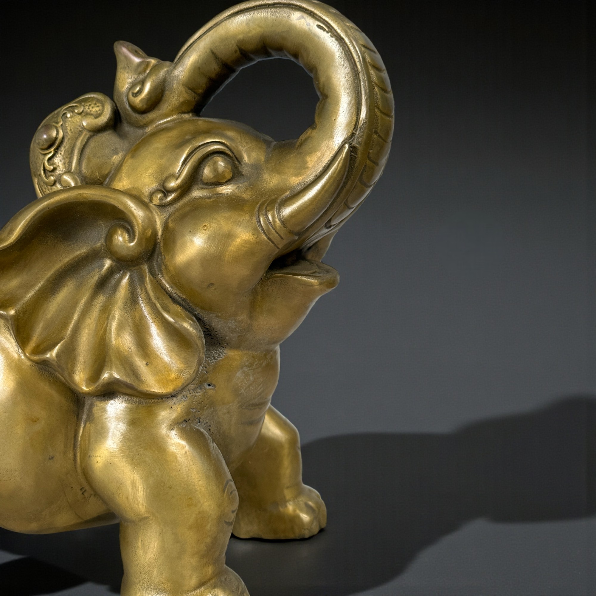 Glücksbringender Elefant aus Bronze mit Rüssel nach Oben