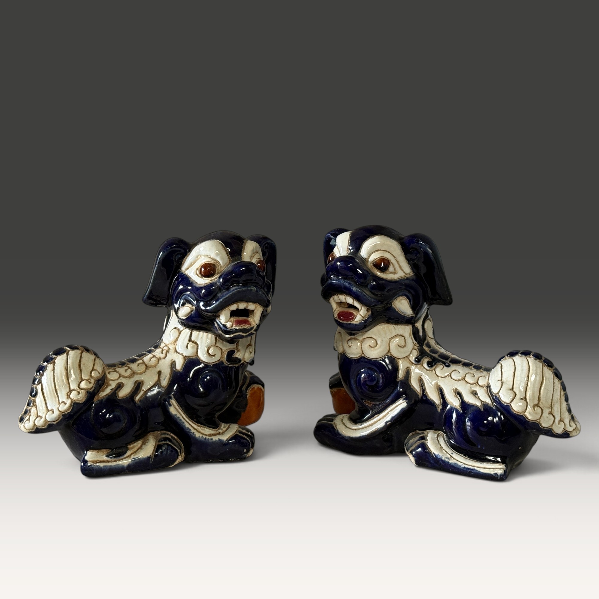 Paar Wächterlöwen aus glasierter Keramik, China, Foo Dogs, Kobaltblau/Weiß
