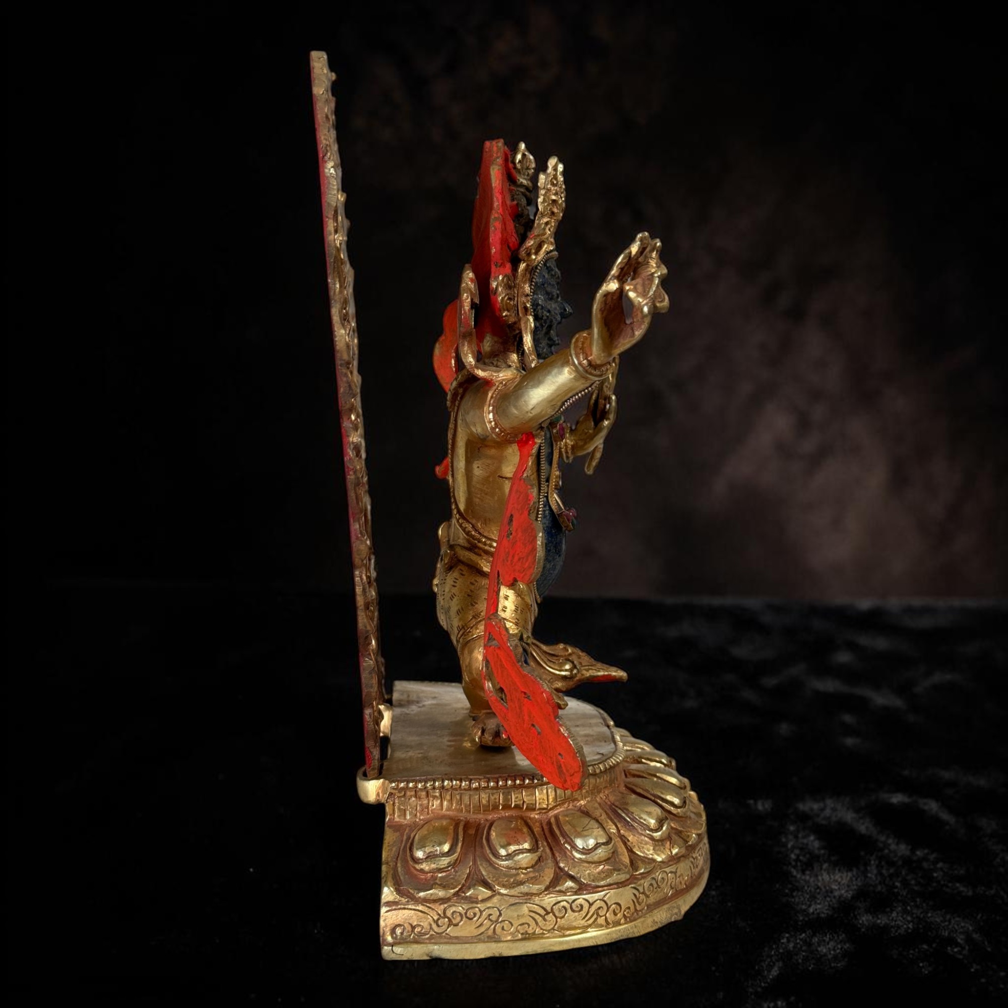 Vergoldete Vajrapani Skulptur aus Nepal – Bronze & Lapis Lazuli, handgefertigt