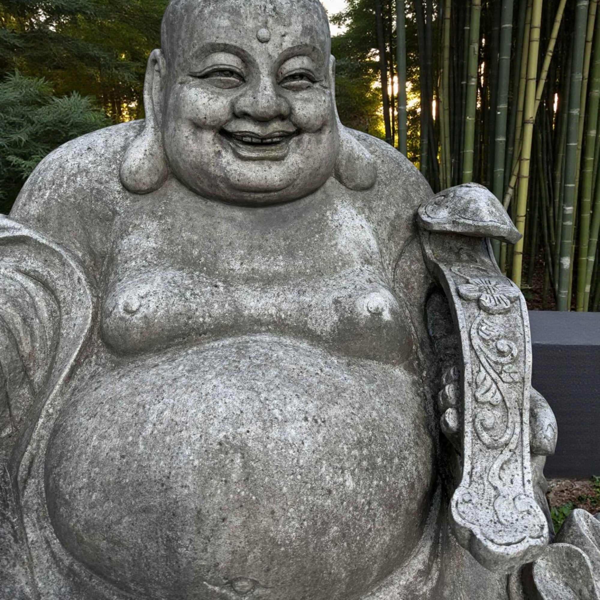 Großer Budai 150 cm aus Granit – Lachender Buddha aus China