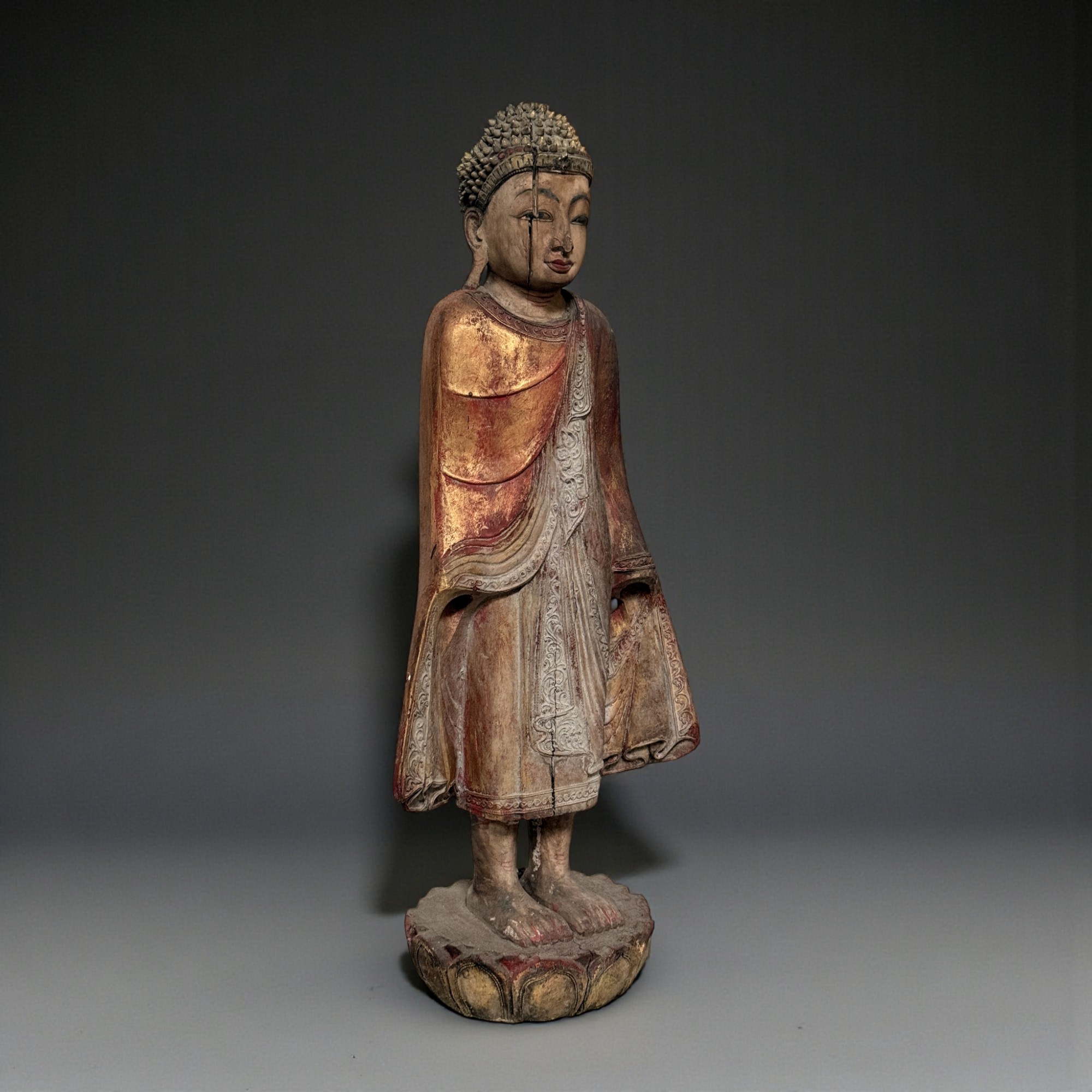 Stehender Buddha aus Burma – Teakholz Skulptur ca. 100 Jahre