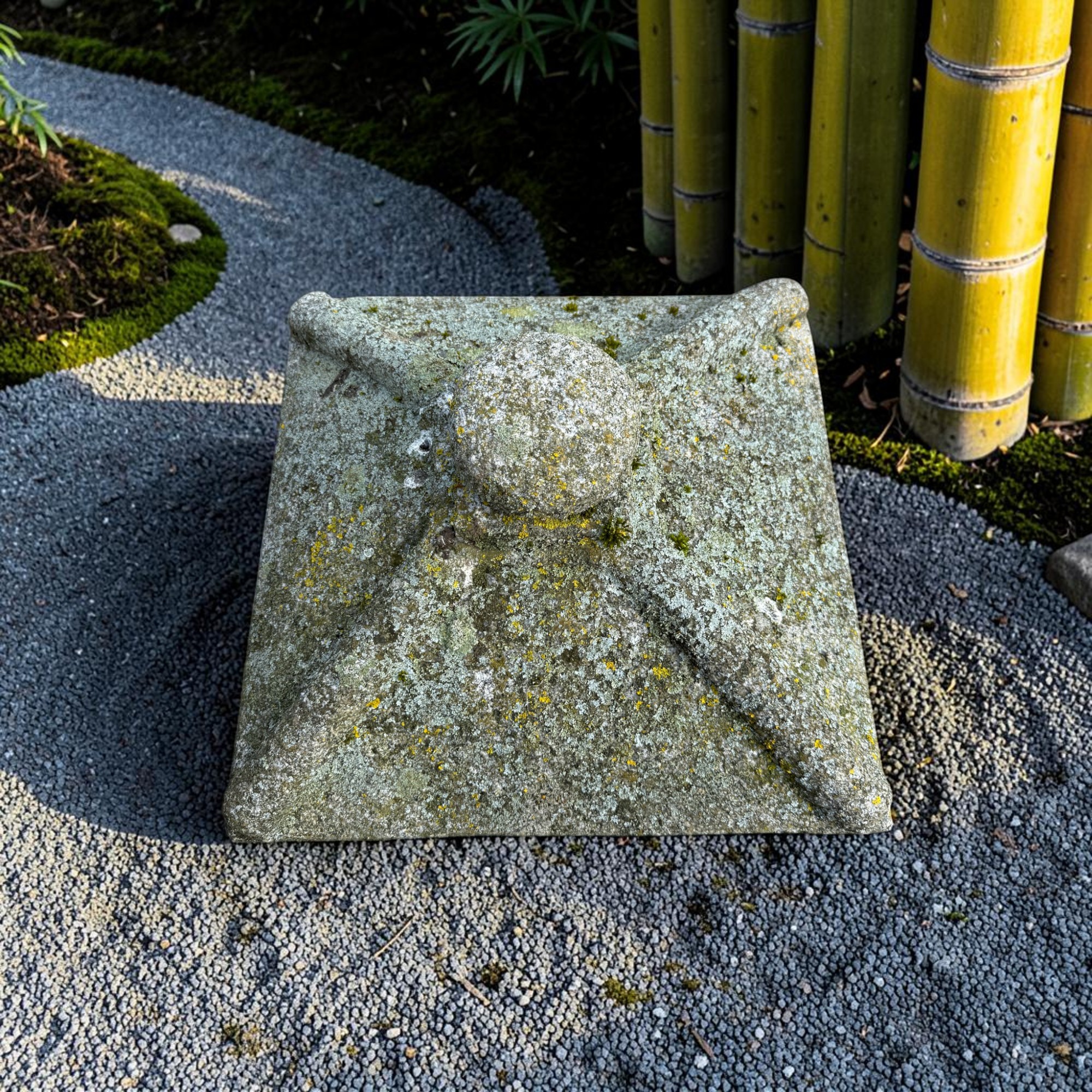 Alte Japanische Steinlaterne Granit 62cm - Ikekomi-Stil - Bemoost & Frostfest