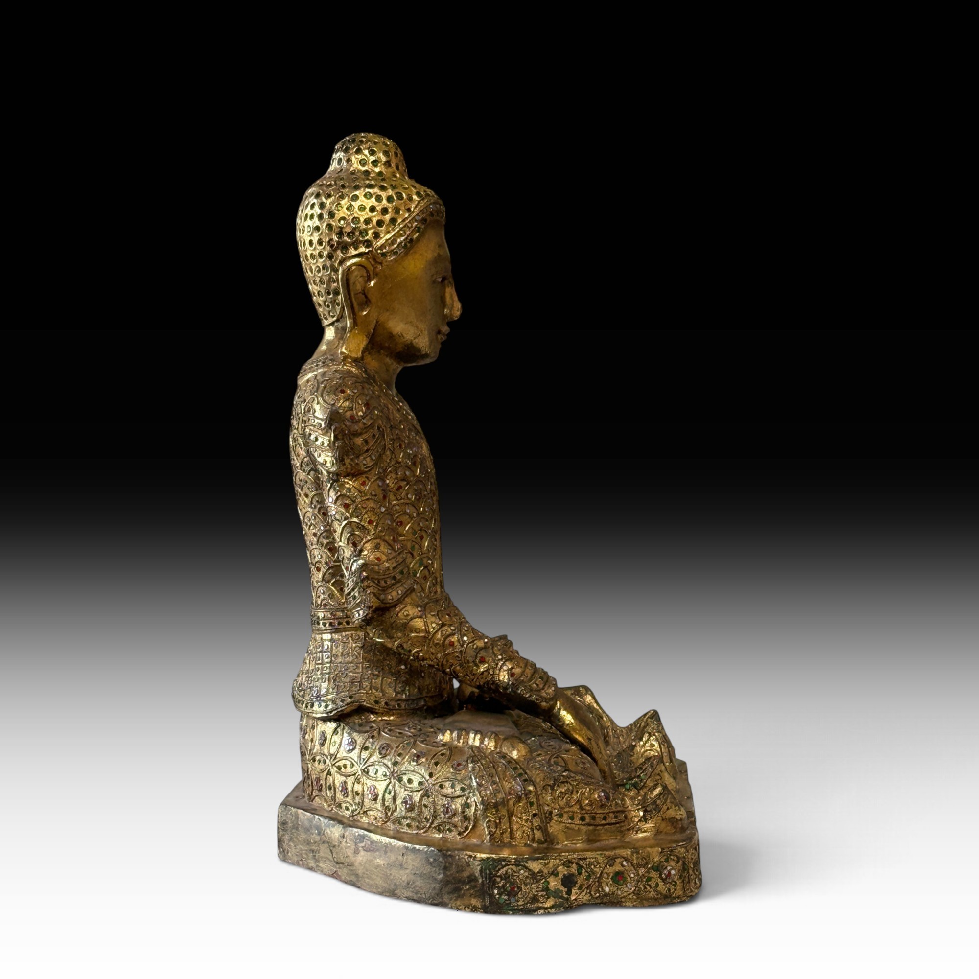 Mandalay Buddha aus Teakholz mit Blattvergoldung, Erdberührungsgeste, 56 cm