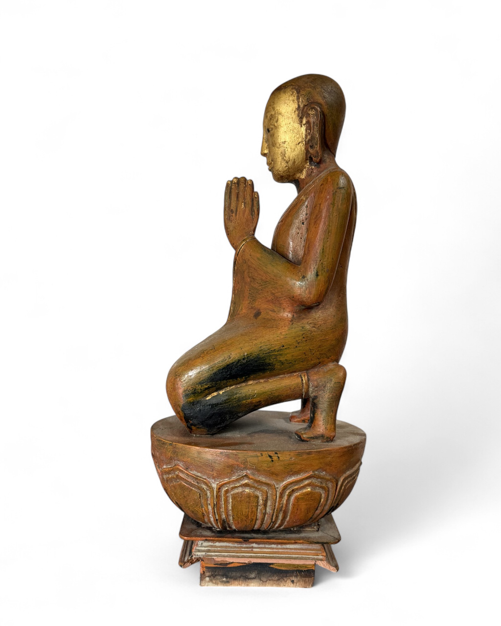 Burmesische Holzskulptur Moggallana – buddhistische Figur mit Restvergoldung