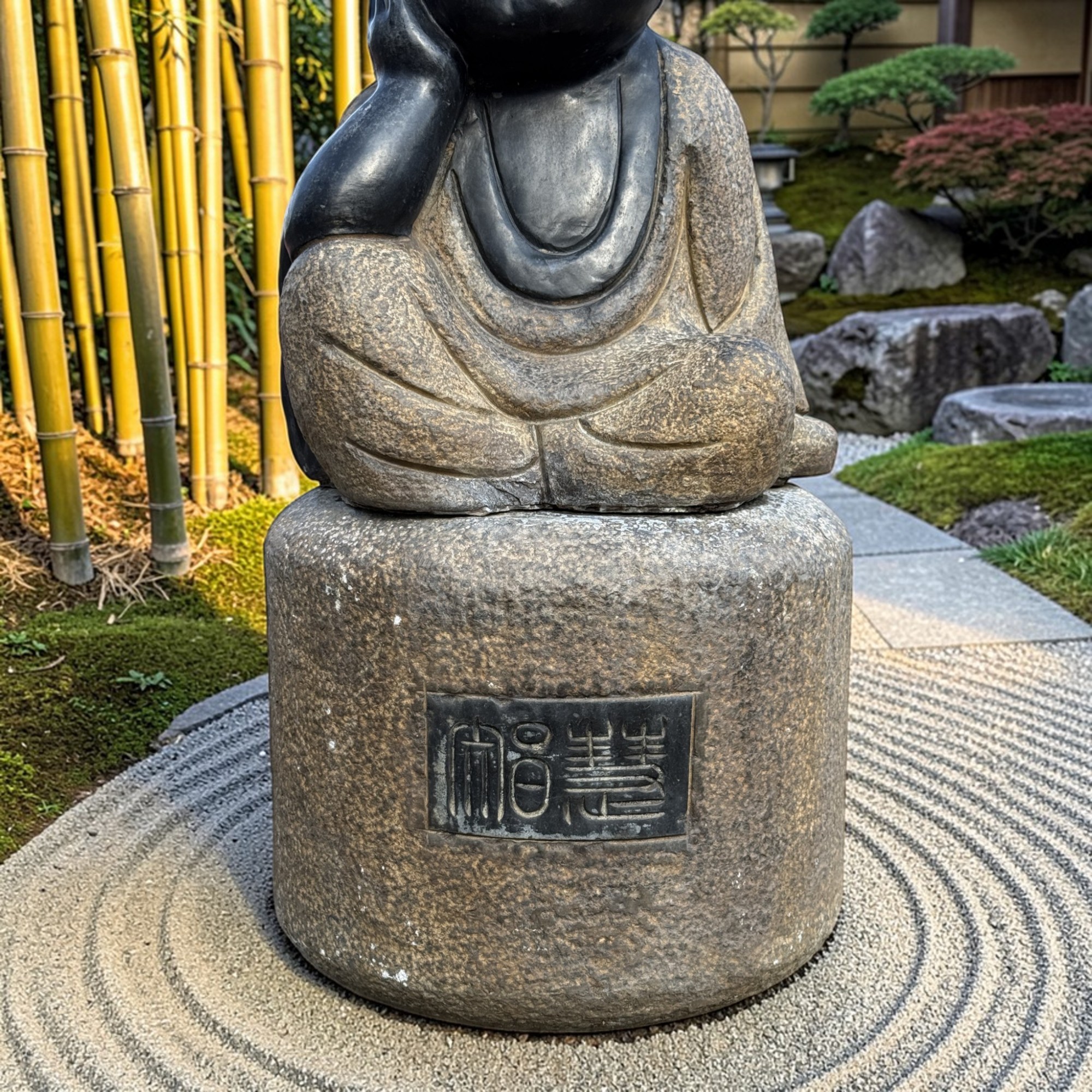 Zen Mönch Skulptur aus Naturstein – Sitzende Gartenfigur (62 cm, 70 kg)