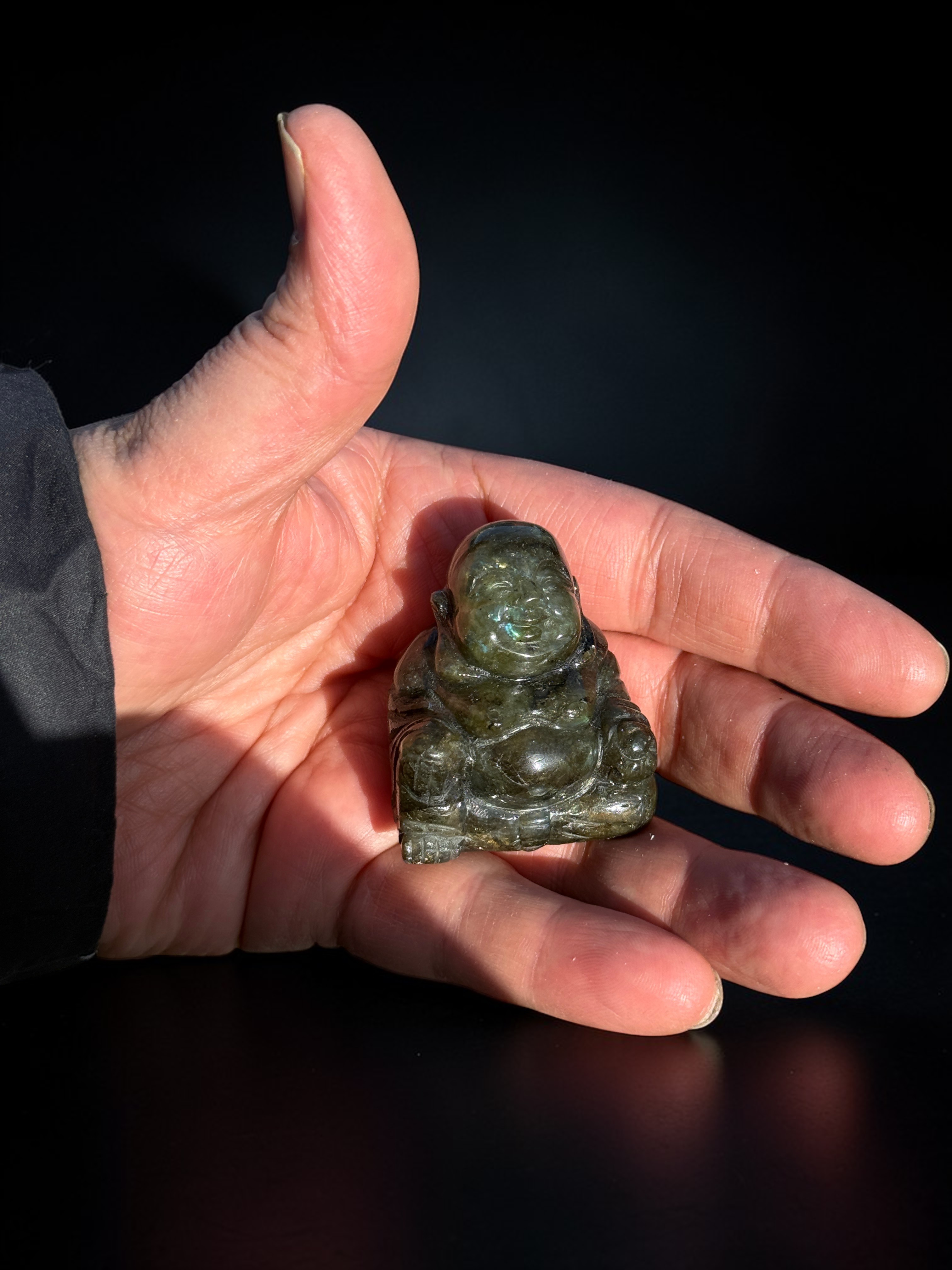 Happy Budai aus Labradorit – Glücksbuddha Edelstein Skulptur