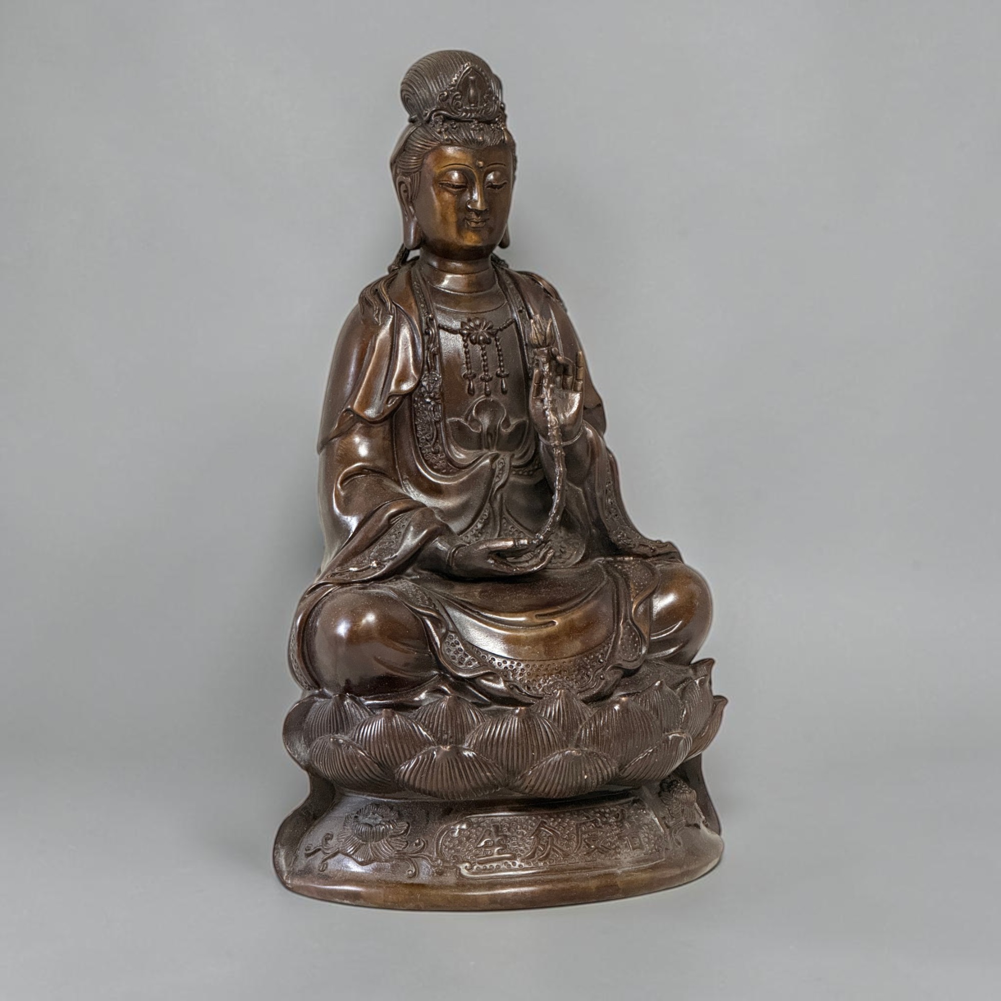 Guanyin Bronze Figur Bodhisattva auf Lotussockel China 34cm
