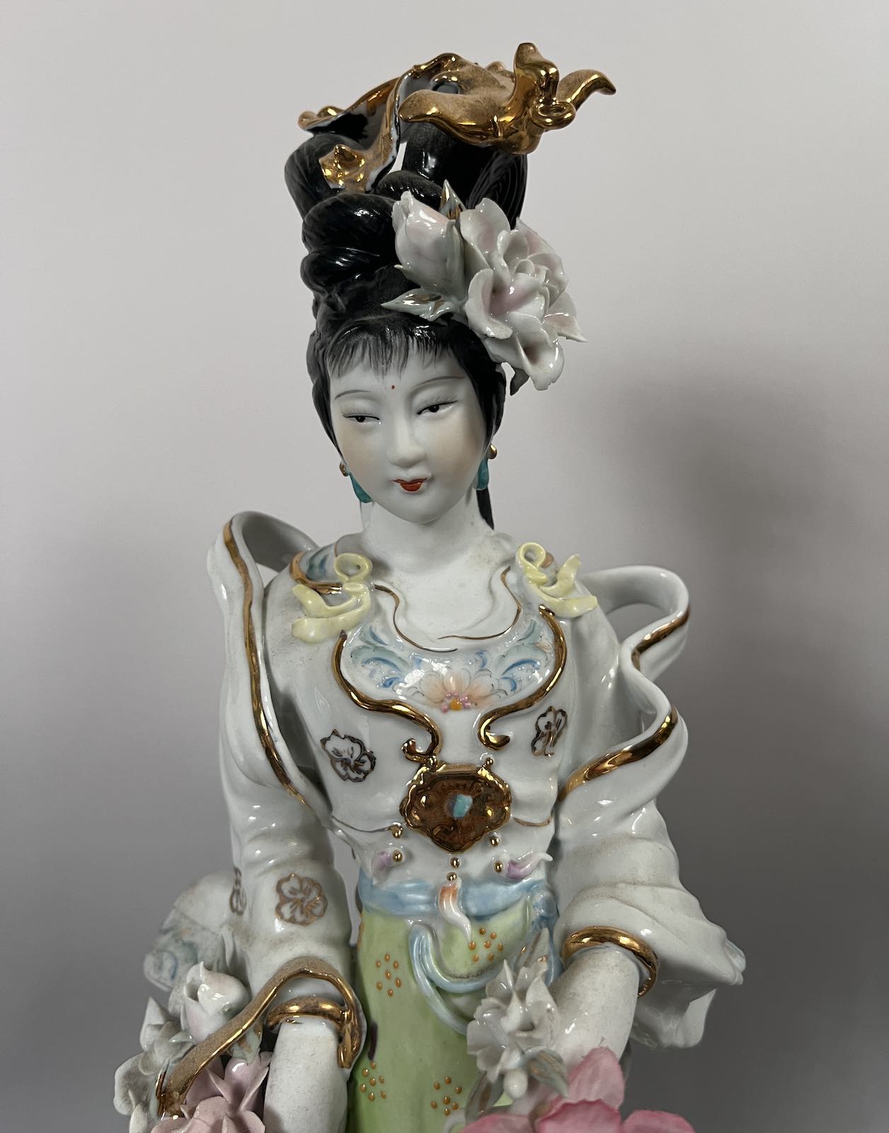 Chinesische Hofdame Porzellan Figur, Blumenschmuck