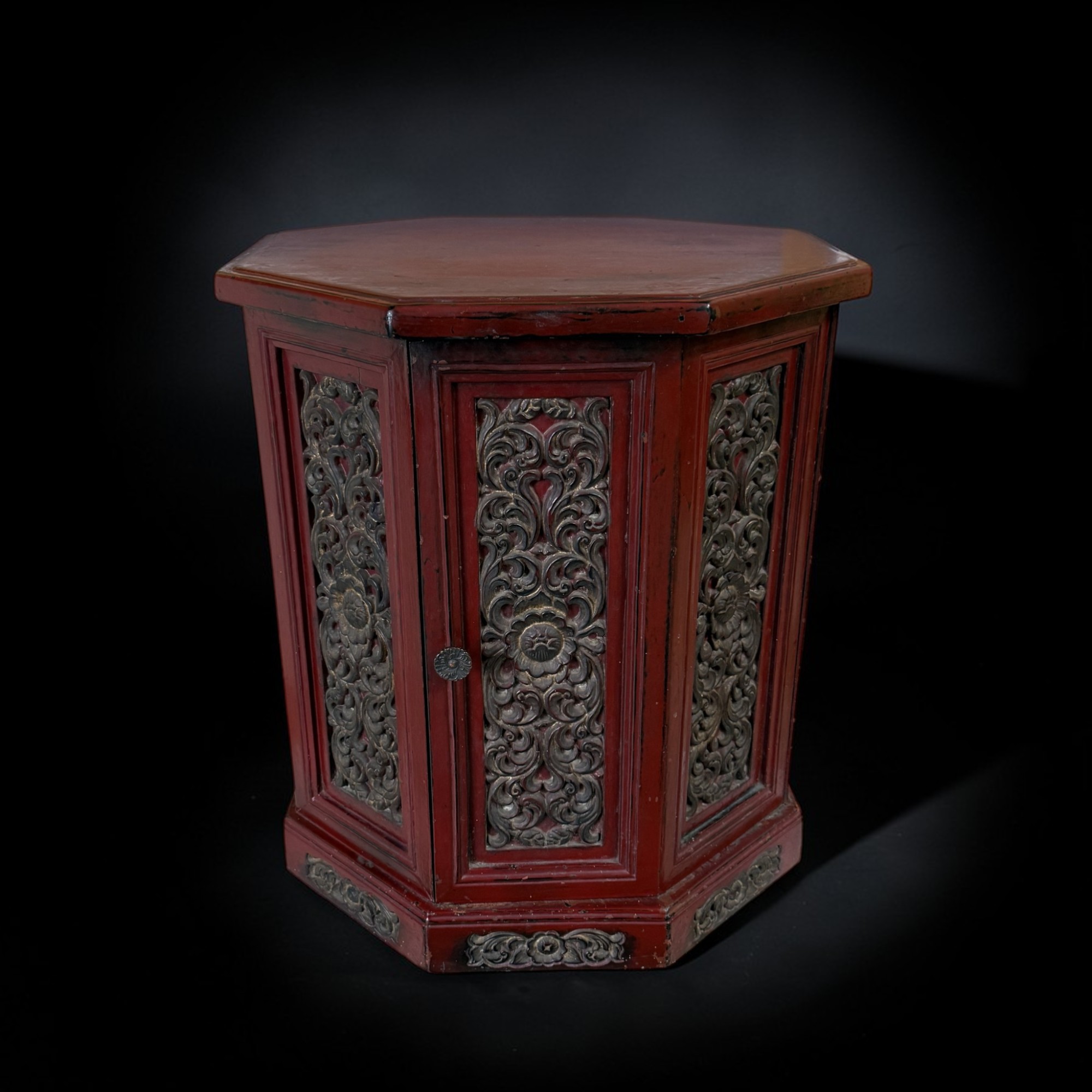 Alter chinesischer Beistellschrank Rot – Achteckig mit Schnitzereien 55cm
