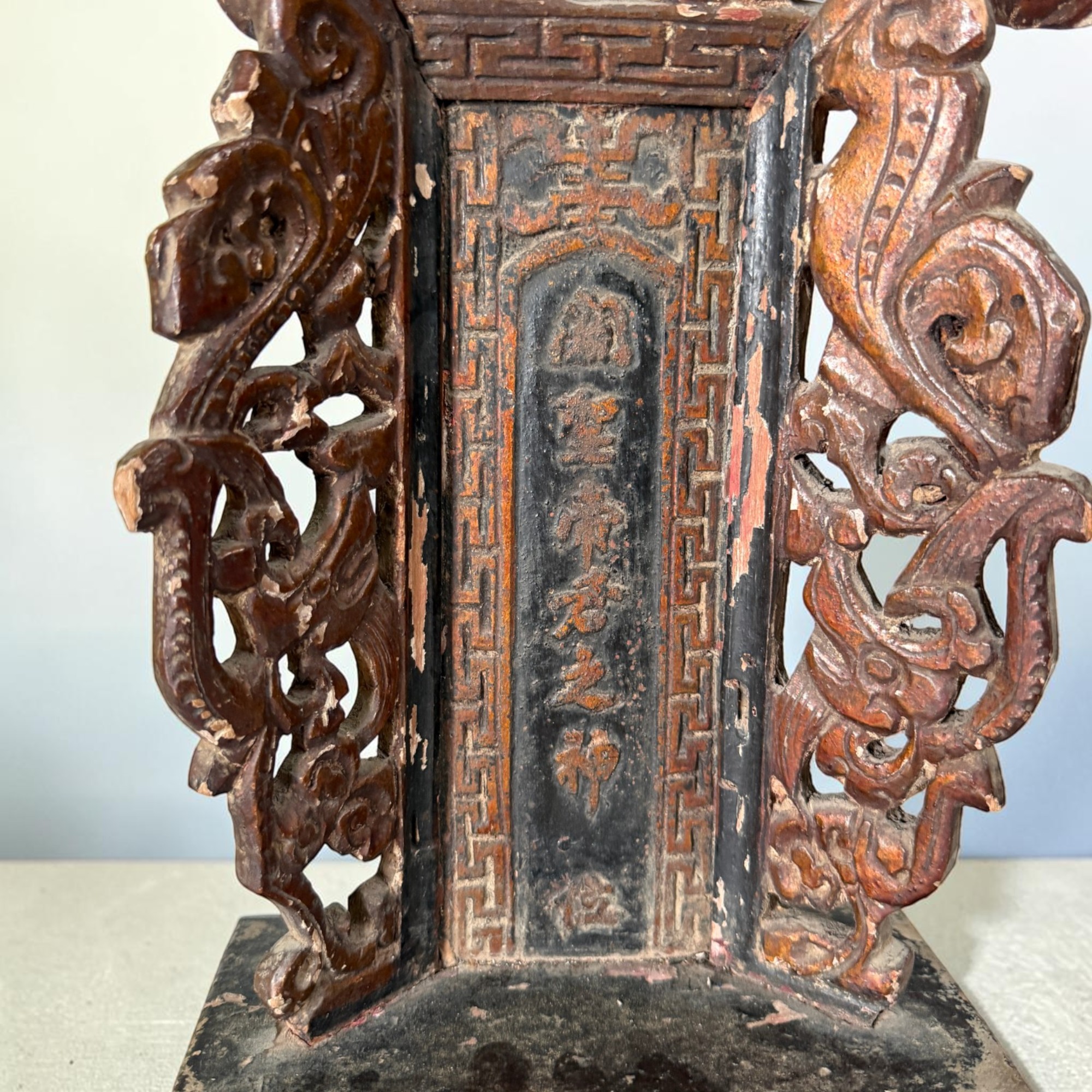 Alter chinesischer Holzschrein Hausaltar mit sitzendem Bronze Buddha