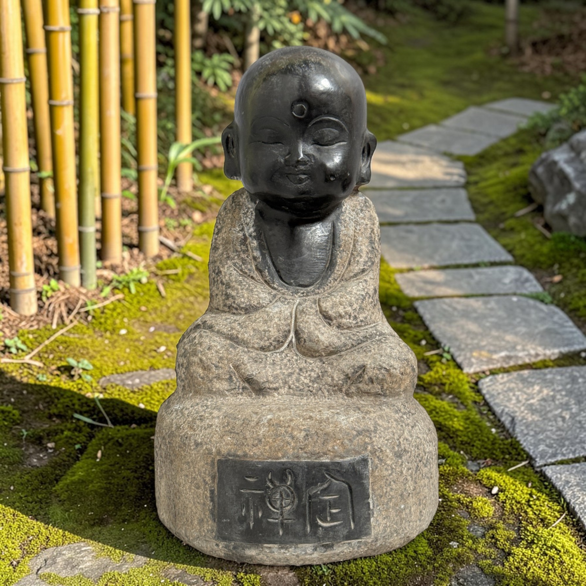 Meditierender Zen-Mönch, Naturstein massiv, 34 cm hoch, 14,5 kg, wetterfest